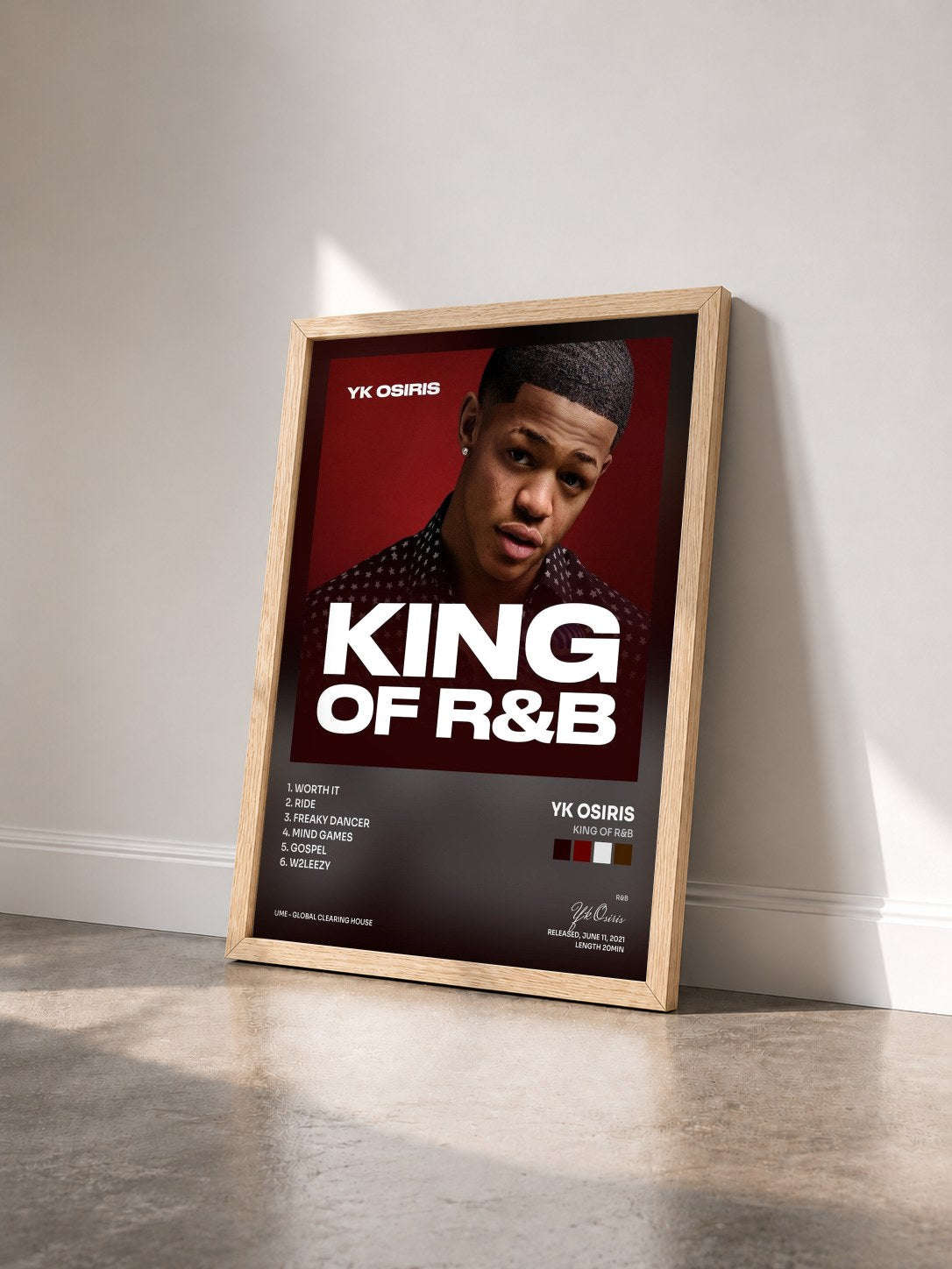 #bois Tableau de l'album King of R&B de Yk Osiris vu de trois quarts, cadre en bois brut