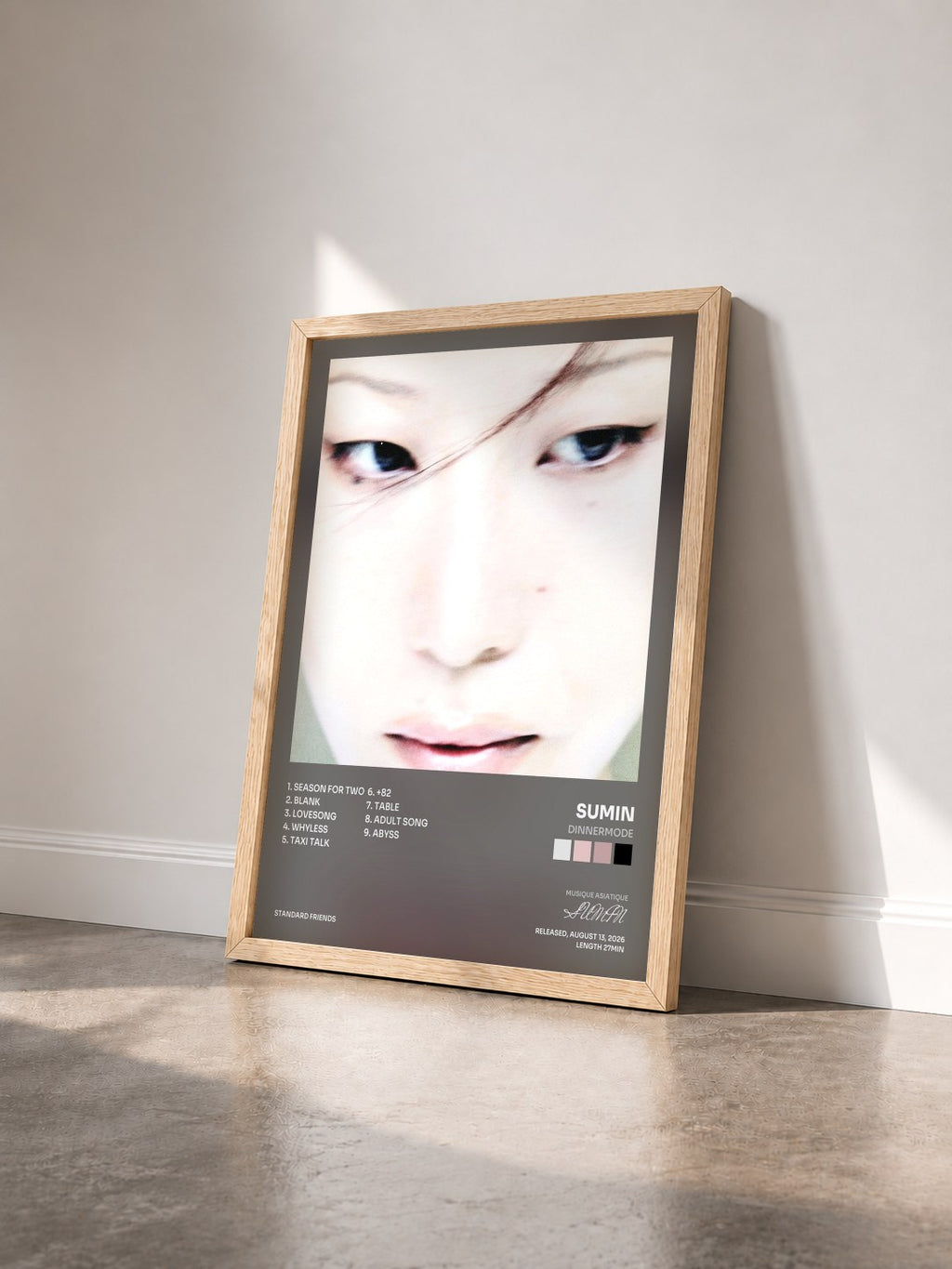 #bois Tableau de l'album dinnermode de SUMIN vu de trois quarts, cadre en bois brut