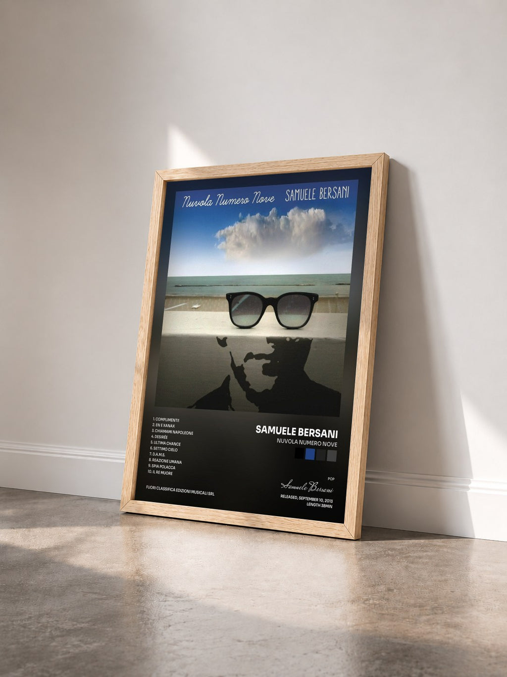 #bois Tableau de l'album Nuvola Numero Nove de Samuele Bersani vu de trois quarts, cadre en bois brut