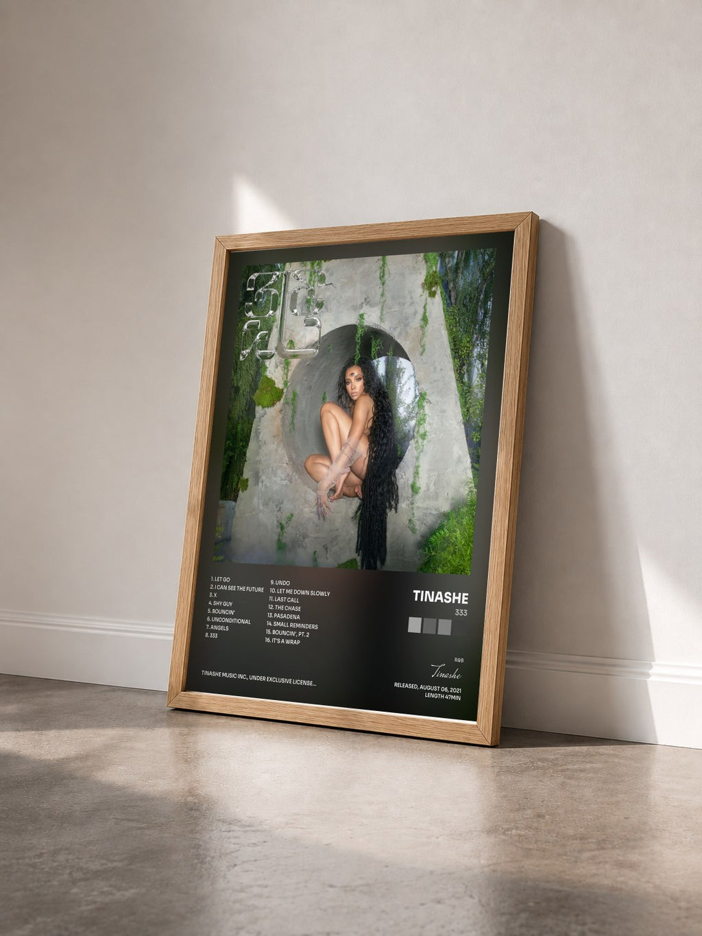 #bois Tableau de l'album 333 de Tinashe vu de trois quarts, cadre en bois brut