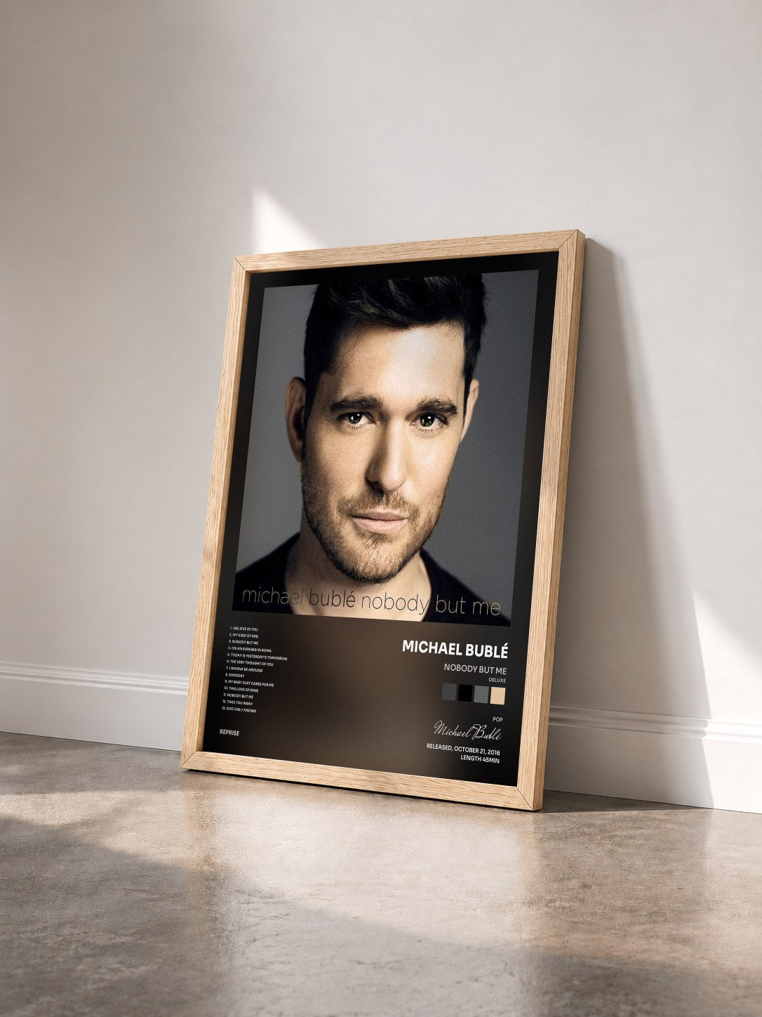 #bois Tableau de l'album Nobody but Me (Deluxe) de Michael Bublé vu de trois quarts, cadre en bois brut