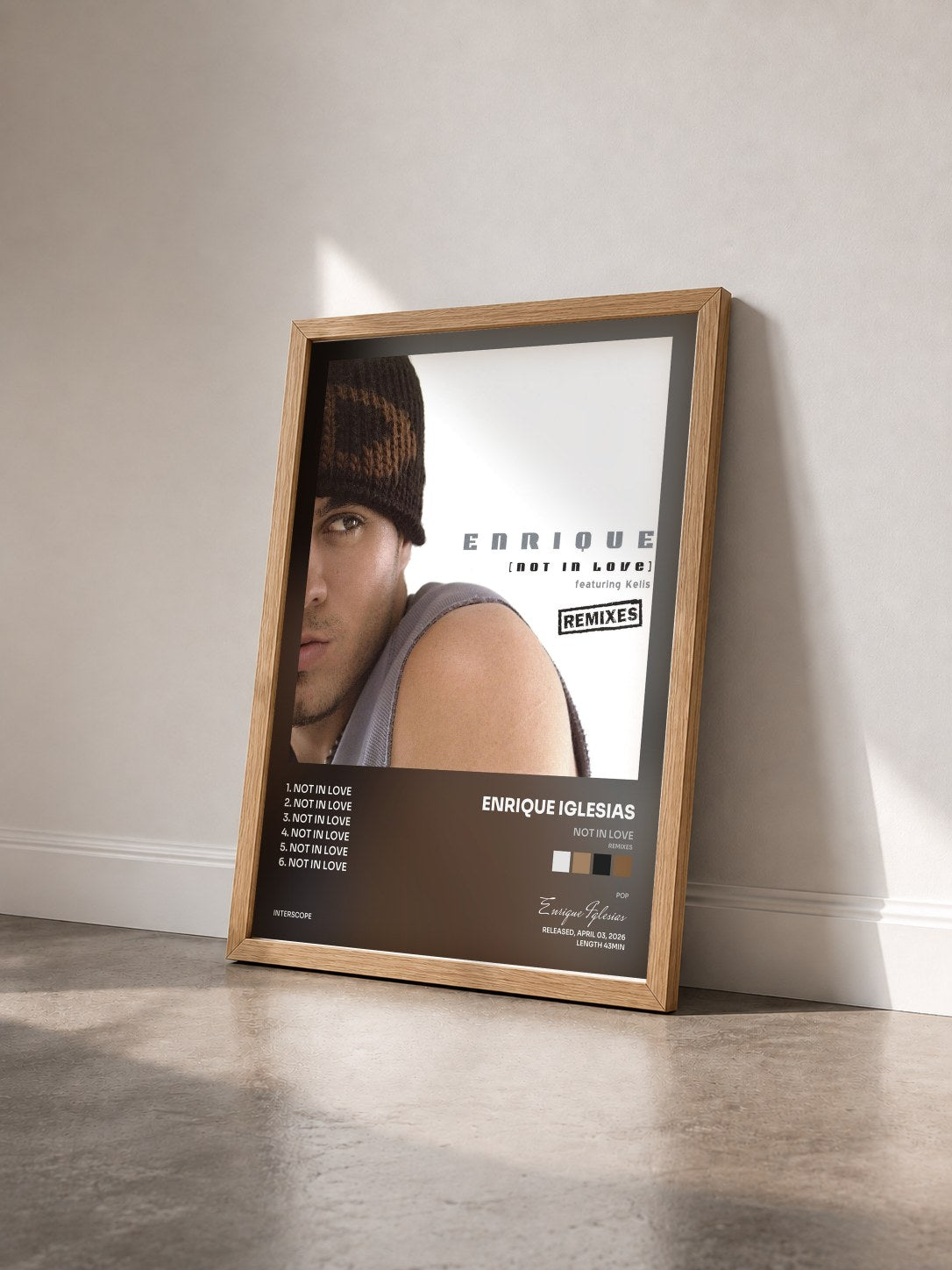 #bois Tableau de l'album Not In Love (Remixes) de Enrique Iglesias vu de trois quarts, cadre en bois brut