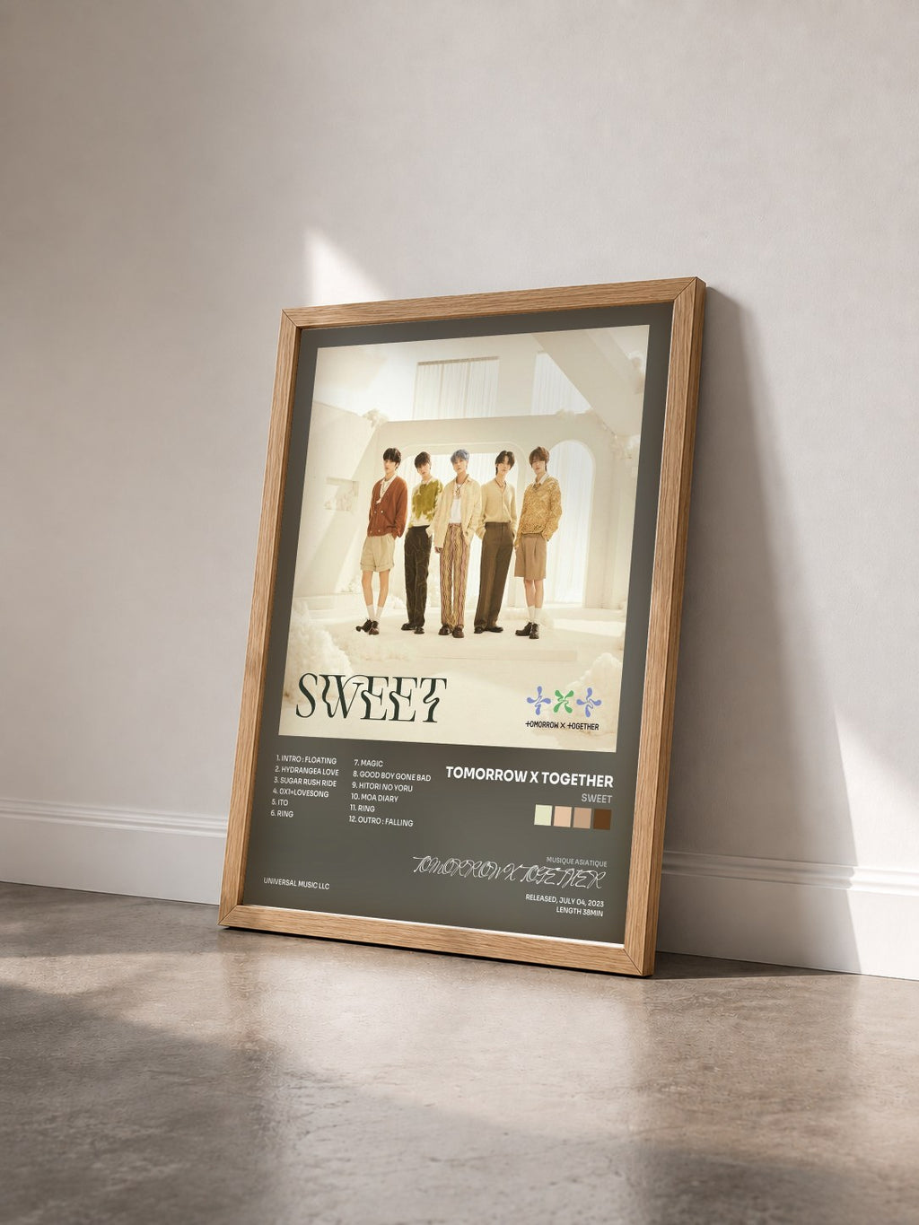 #bois Tableau de l'album SWEET de TOMORROW X TOGETHER vu de trois quarts, cadre en bois brut