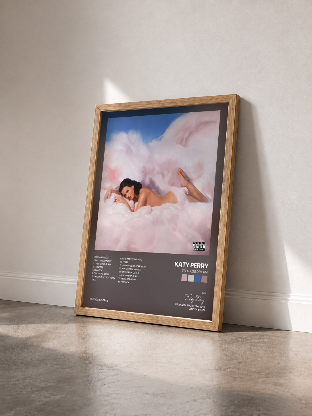 #bois Tableau de l'album Teenage Dream de Katy Perry vu de trois quarts, cadre en bois brut
