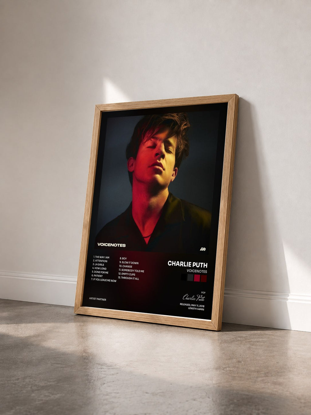 #bois Tableau de l'album Voicenotes de Charlie Puth vu de trois quarts, cadre en bois brut