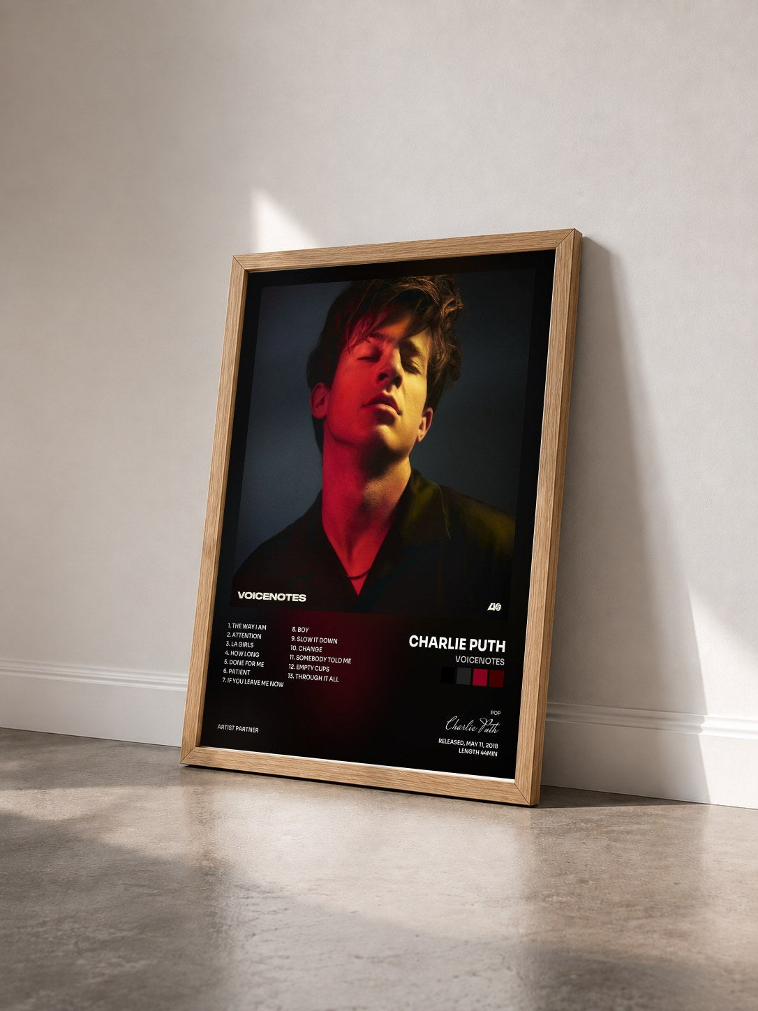 #bois Tableau de l'album Voicenotes de Charlie Puth vu de trois quarts, cadre en bois brut