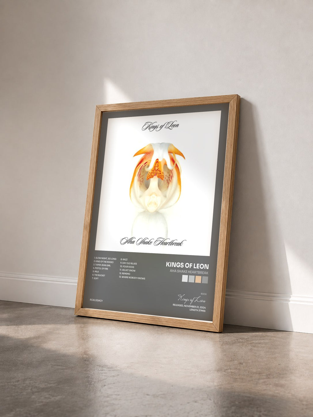 #bois Tableau de l'album Aha Shake Heartbreak de Kings of Leon vu de trois quarts, cadre en bois brut