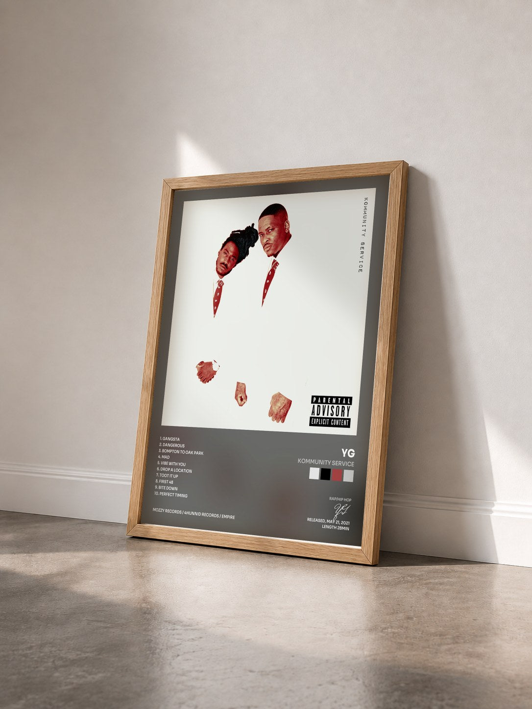 #bois Tableau de l'album Kommunity Service de YG vu de trois quarts, cadre en bois brut