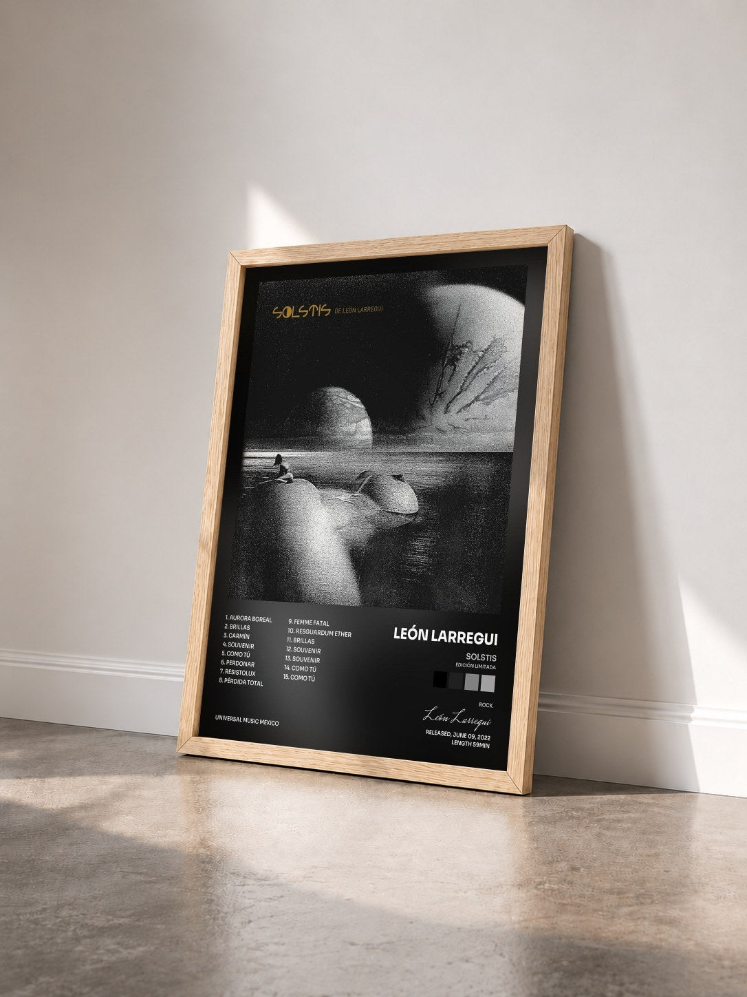 #bois Tableau de l'album Solstis (Edición Limitada) de León Larregui vu de trois quarts, cadre en bois brut