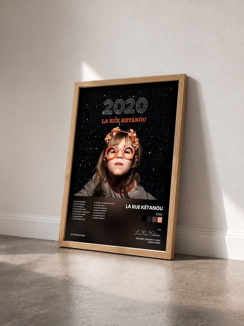 #bois Tableau de l'album 2020 de La Rue Kétanou vu de trois quarts, cadre en bois brut