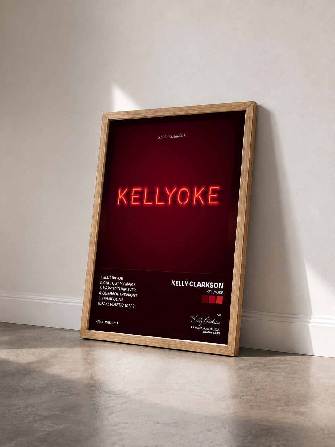#bois Tableau de l'album Kellyoke de Kelly Clarkson vu de trois quarts, cadre en bois brut