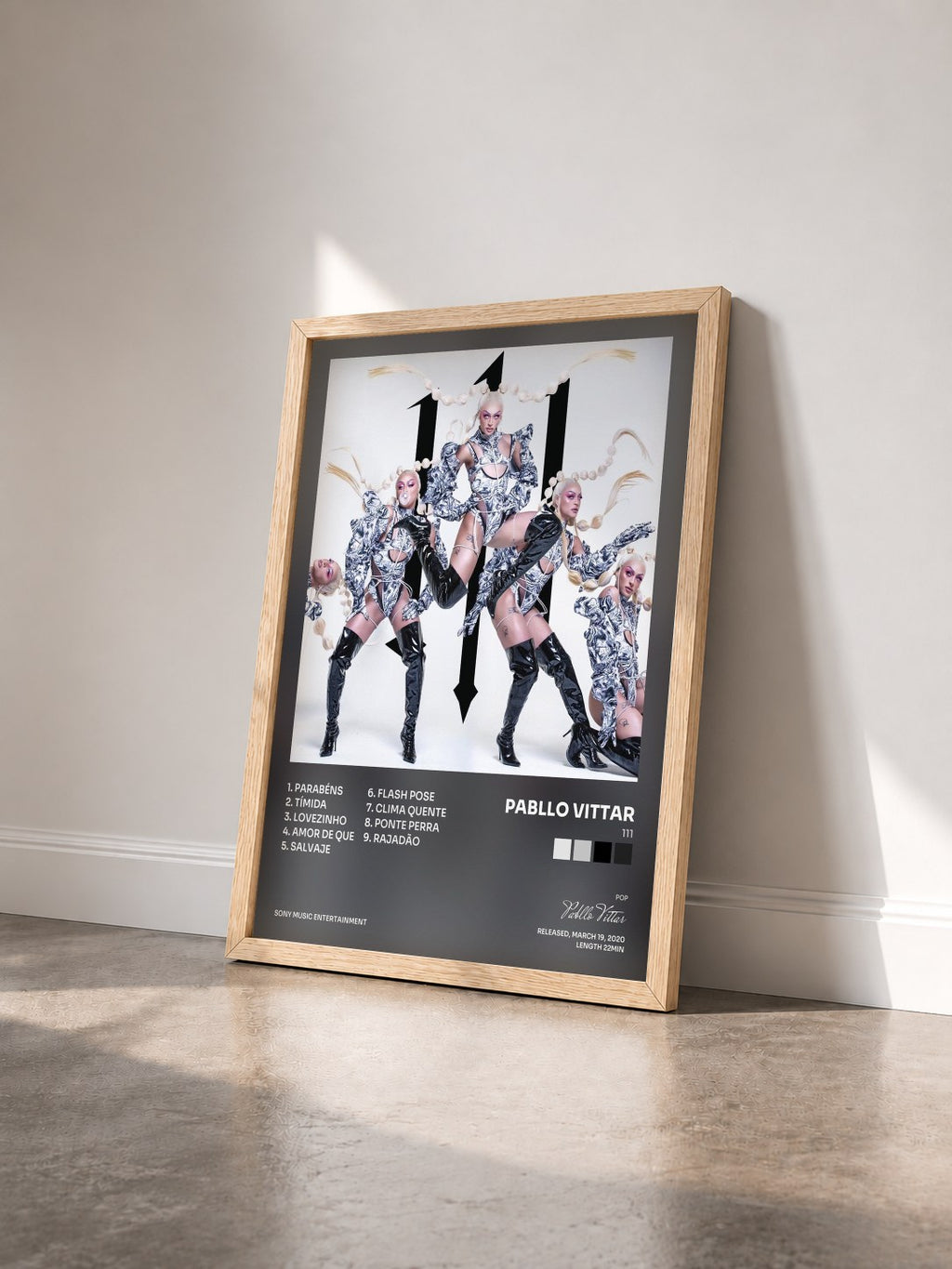#bois Tableau de l'album 111 de Pabllo Vittar vu de trois quarts, cadre en bois brut