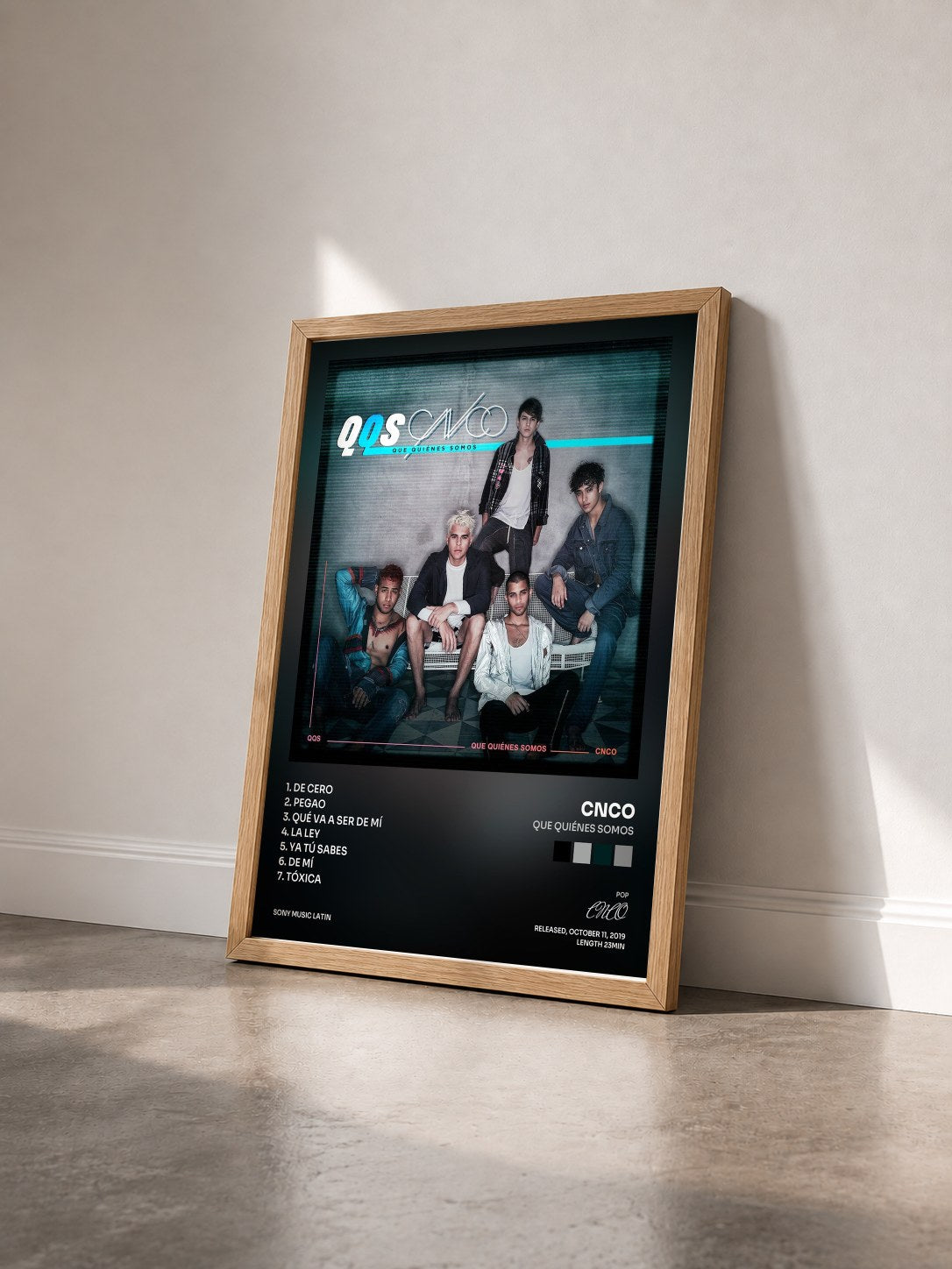 #bois Tableau de l'album Que Quiénes Somos de CNCO vu de trois quarts, cadre en bois brut