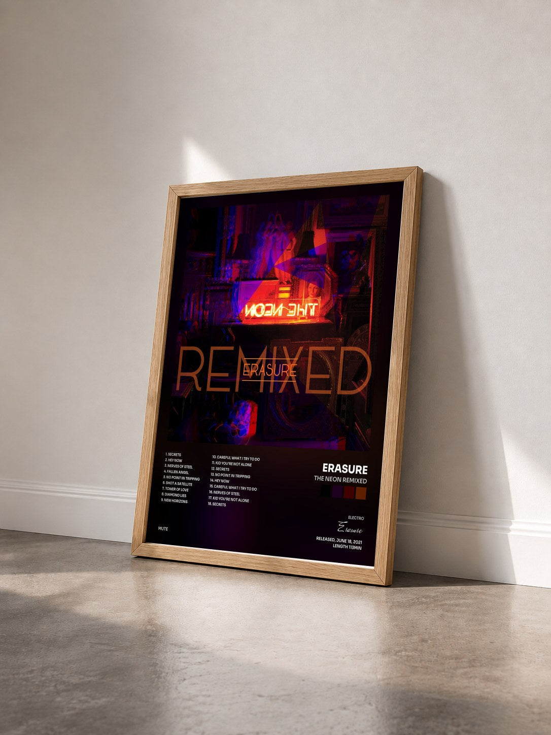 #bois Tableau de l'album The Neon Remixed de Erasure vu de trois quarts, cadre en bois brut