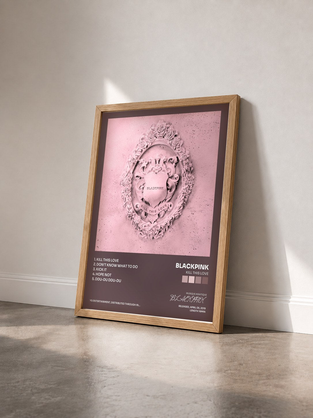 #bois Tableau de l'album KILL THIS LOVE de BLACKPINK vu de trois quarts, cadre en bois brut