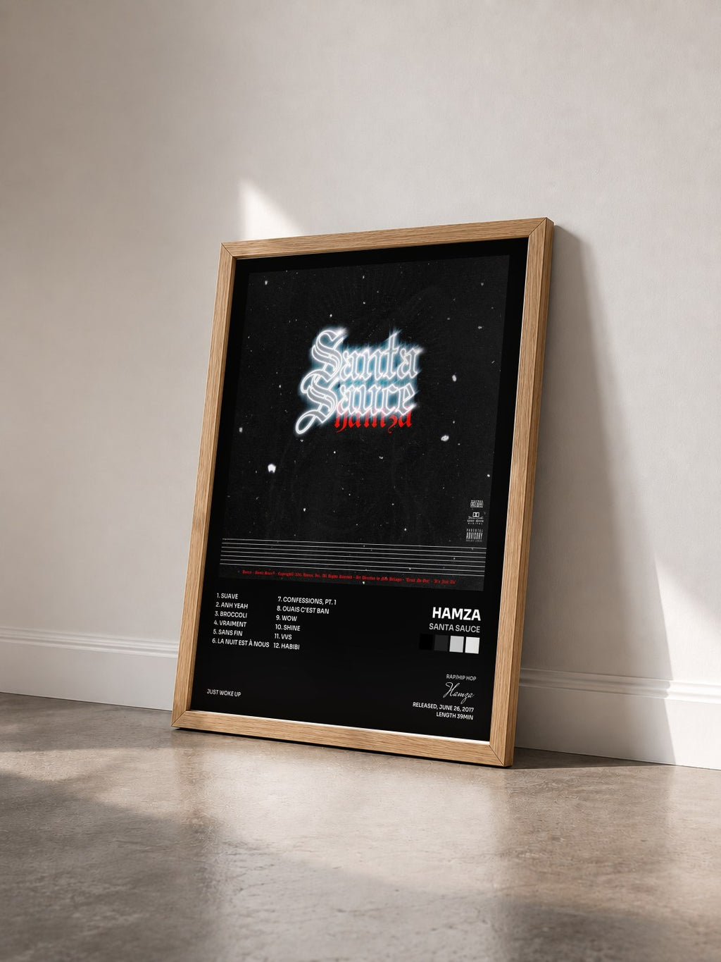 #bois Tableau de l'album Santa Sauce de Hamza vu de trois quarts, cadre en bois brut
