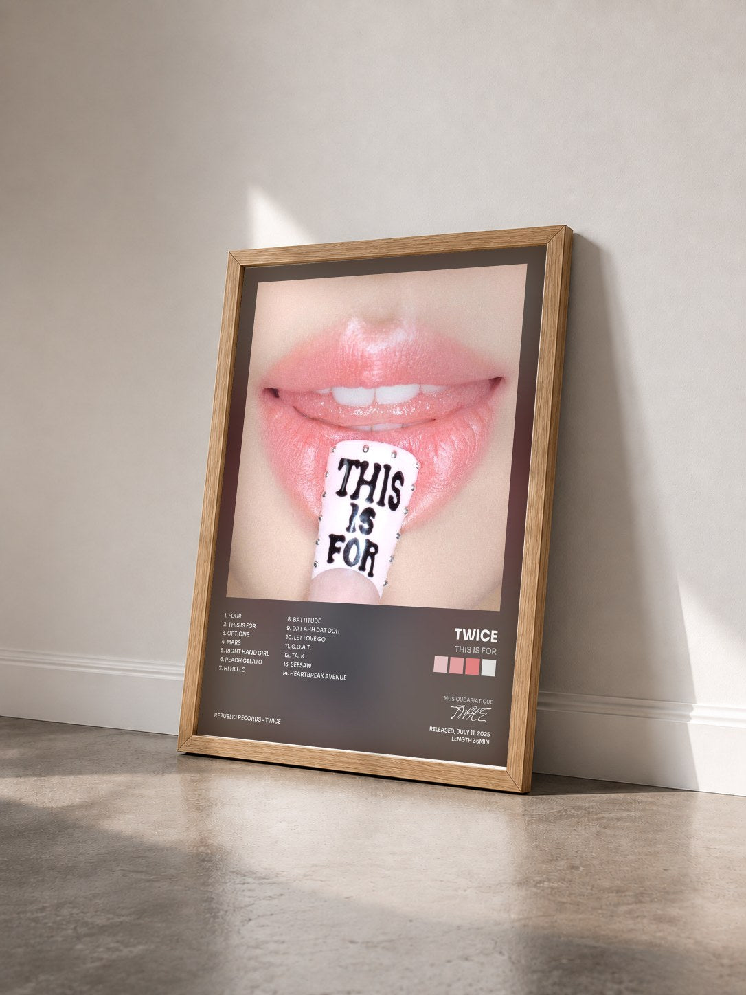 #bois Tableau de l'album THIS IS FOR de TWICE vu de trois quarts, cadre en bois brut