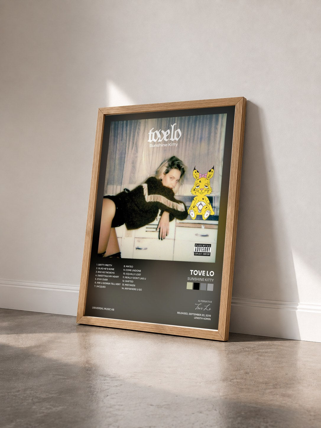 #bois Tableau de l'album Sunshine Kitty de Tove Lo vu de trois quarts, cadre en bois brut