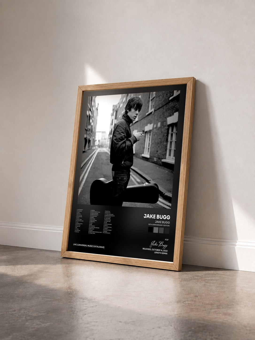 #bois Tableau de l'album Jake Bugg (10th Anniversary Edition) de Jake Bugg vu de trois quarts, cadre en bois brut
