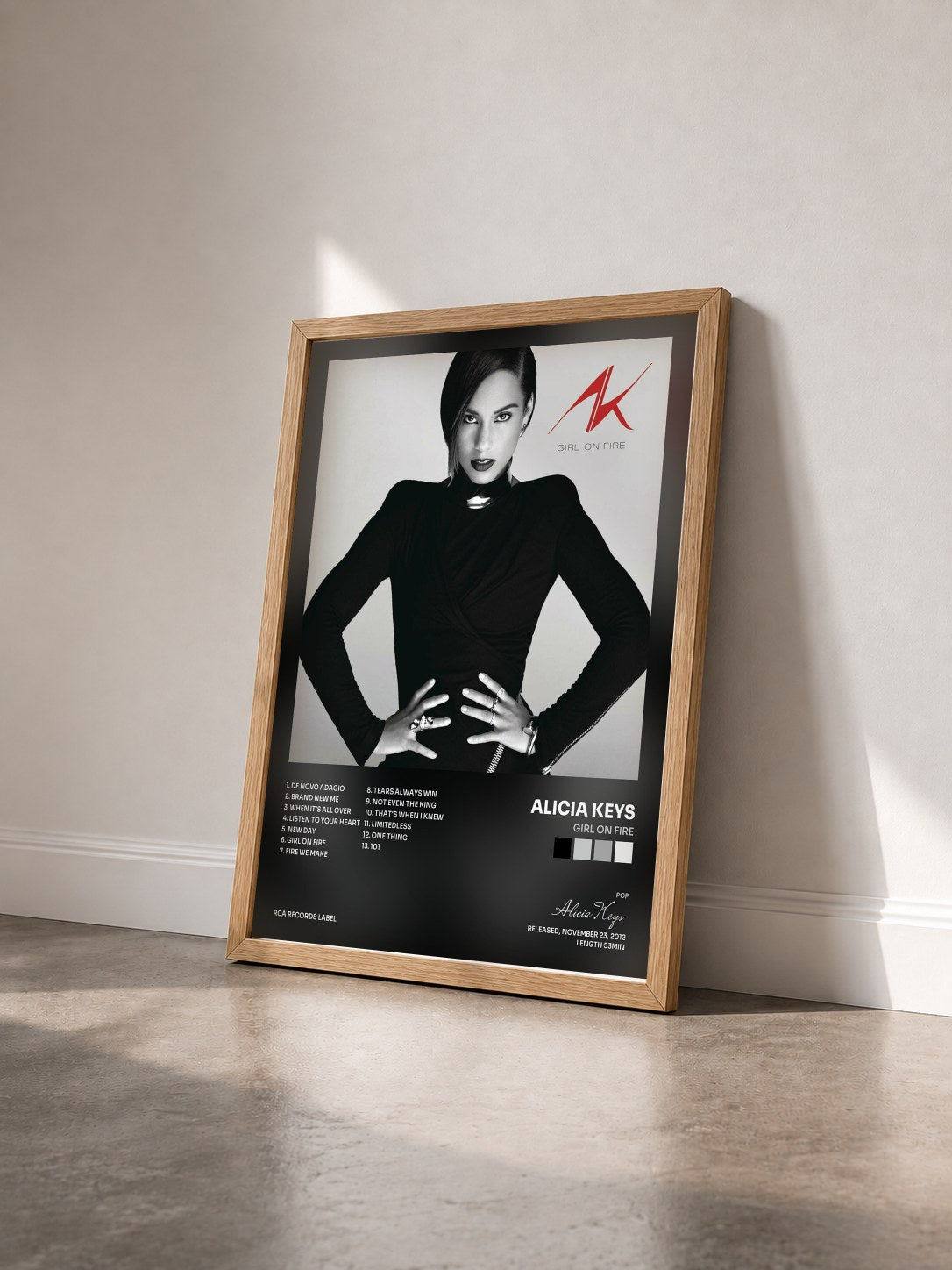 #bois Tableau de l'album Girl On Fire de Alicia Keys vu de trois quarts, cadre en bois brut