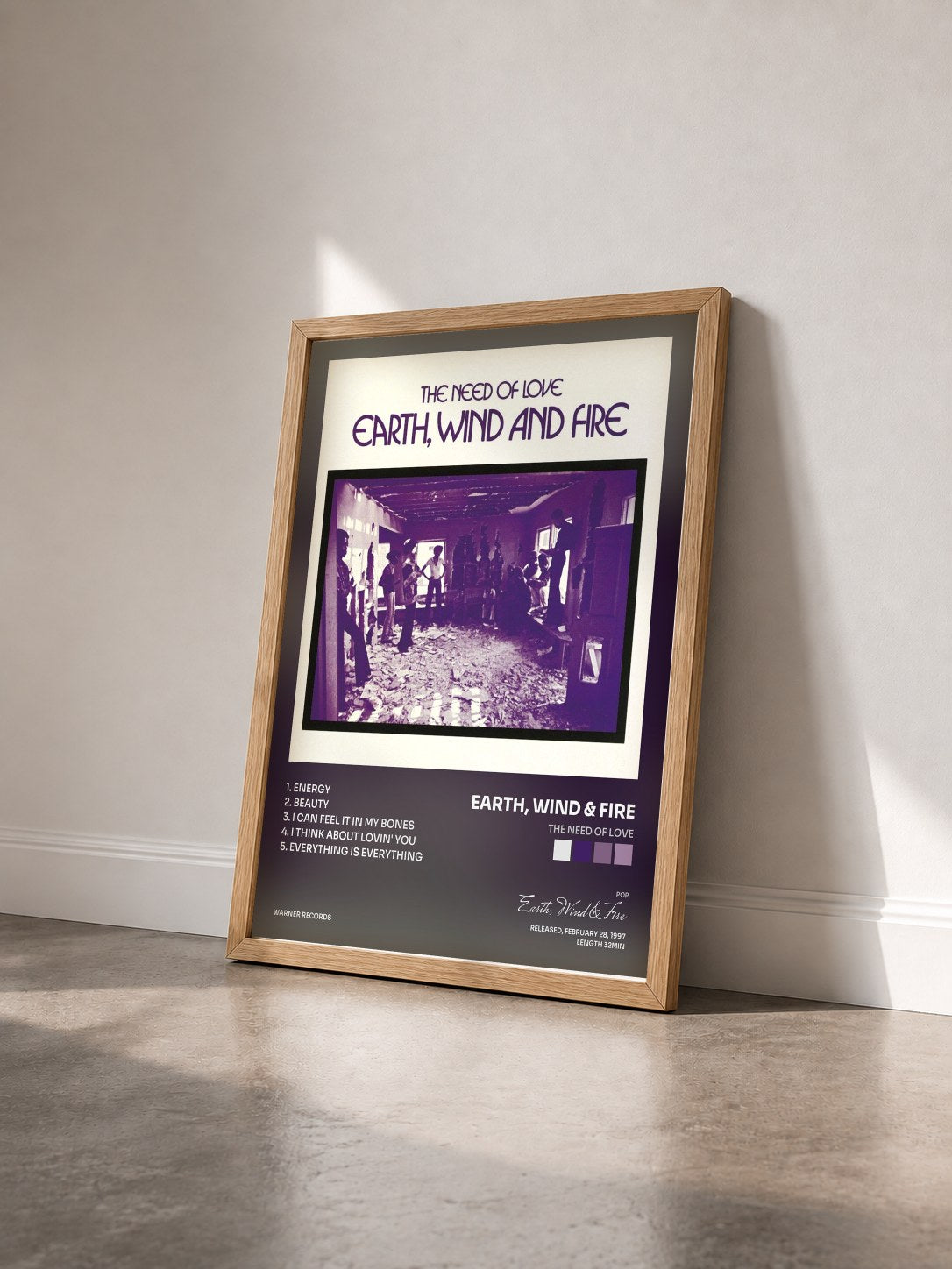 #bois Tableau de l'album The Need Of Love de Earth, Wind & Fire vu de trois quarts, cadre en bois brut