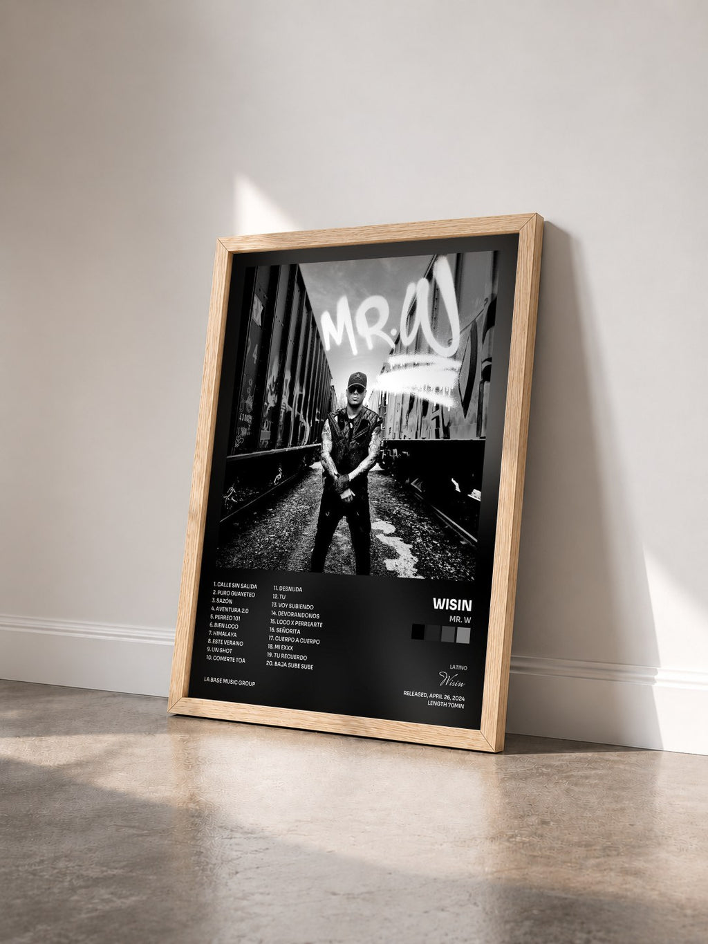 #bois Tableau de l'album Mr. W de Wisin vu de trois quarts, cadre en bois brut