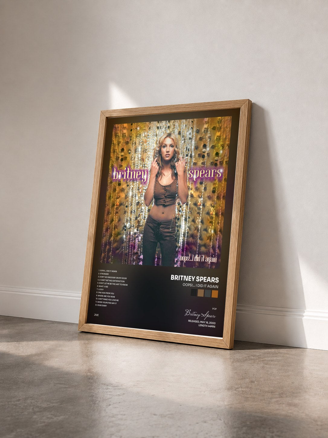 #bois Tableau de l'album Oops!... I Did It Again de Britney Spears vu de trois quarts, cadre en bois brut