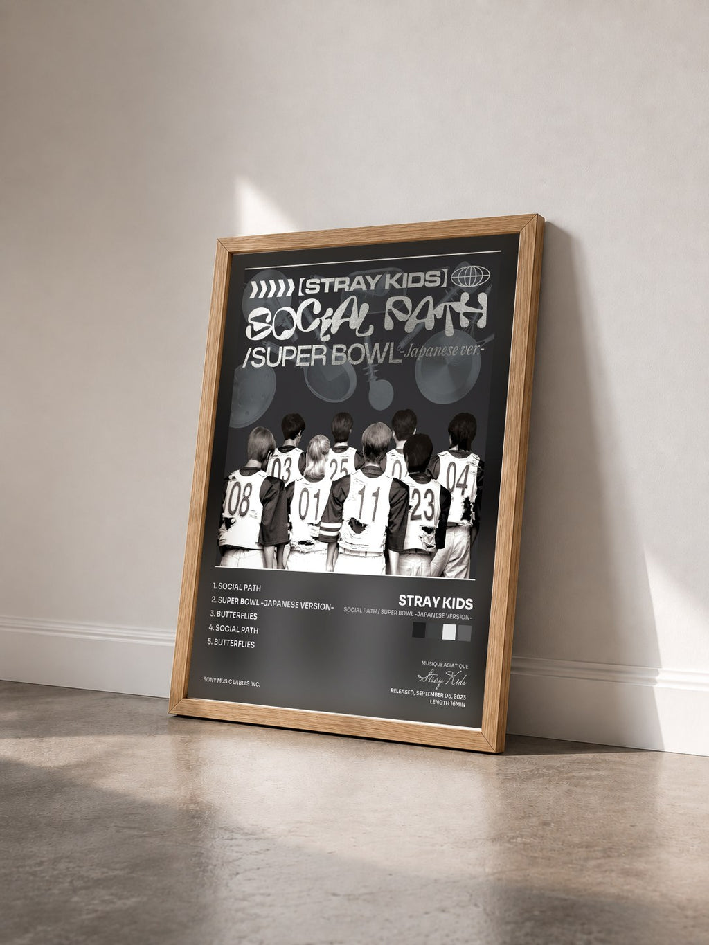 #bois Tableau de l'album Social Path / Super Bowl -Japanese version- de Stray Kids vu de trois quarts, cadre en bois brut