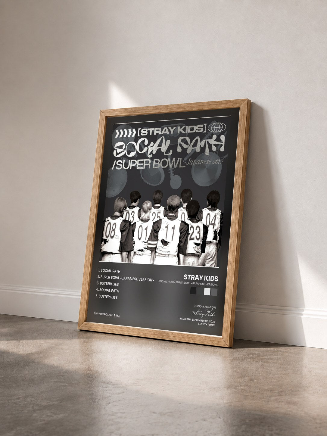 #bois Tableau de l'album Social Path / Super Bowl -Japanese version- de Stray Kids vu de trois quarts, cadre en bois brut