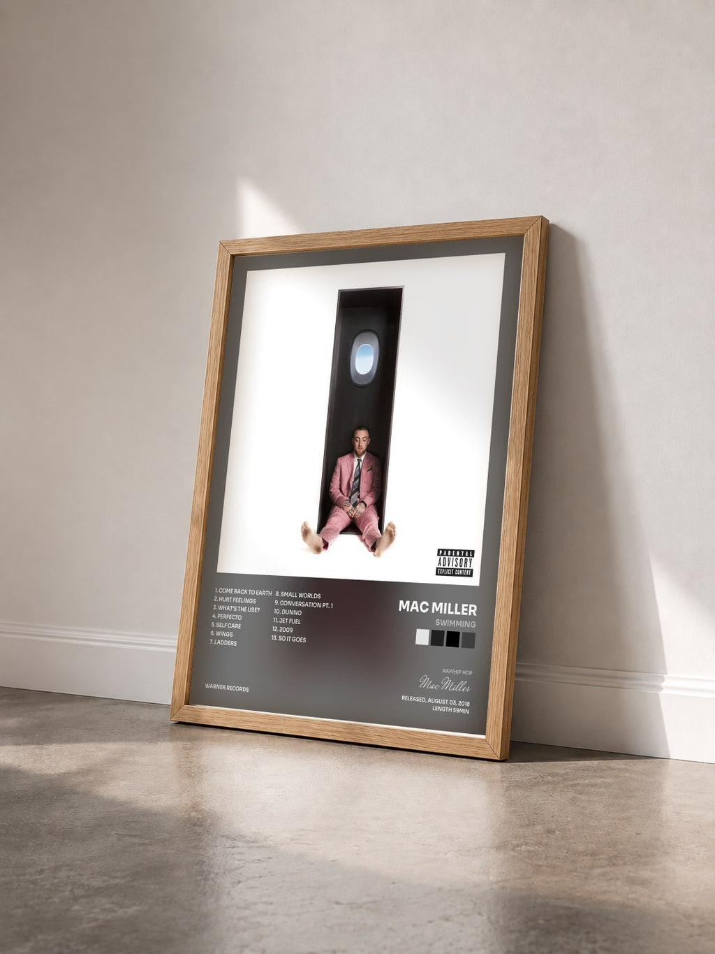 #bois Tableau de l'album Swimming de Mac Miller vu de trois quarts, cadre en bois brut
