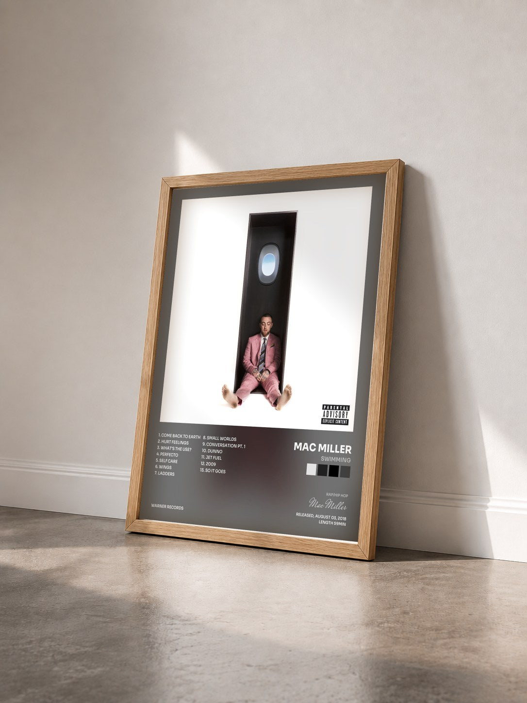 #bois Tableau de l'album Swimming de Mac Miller vu de trois quarts, cadre en bois brut