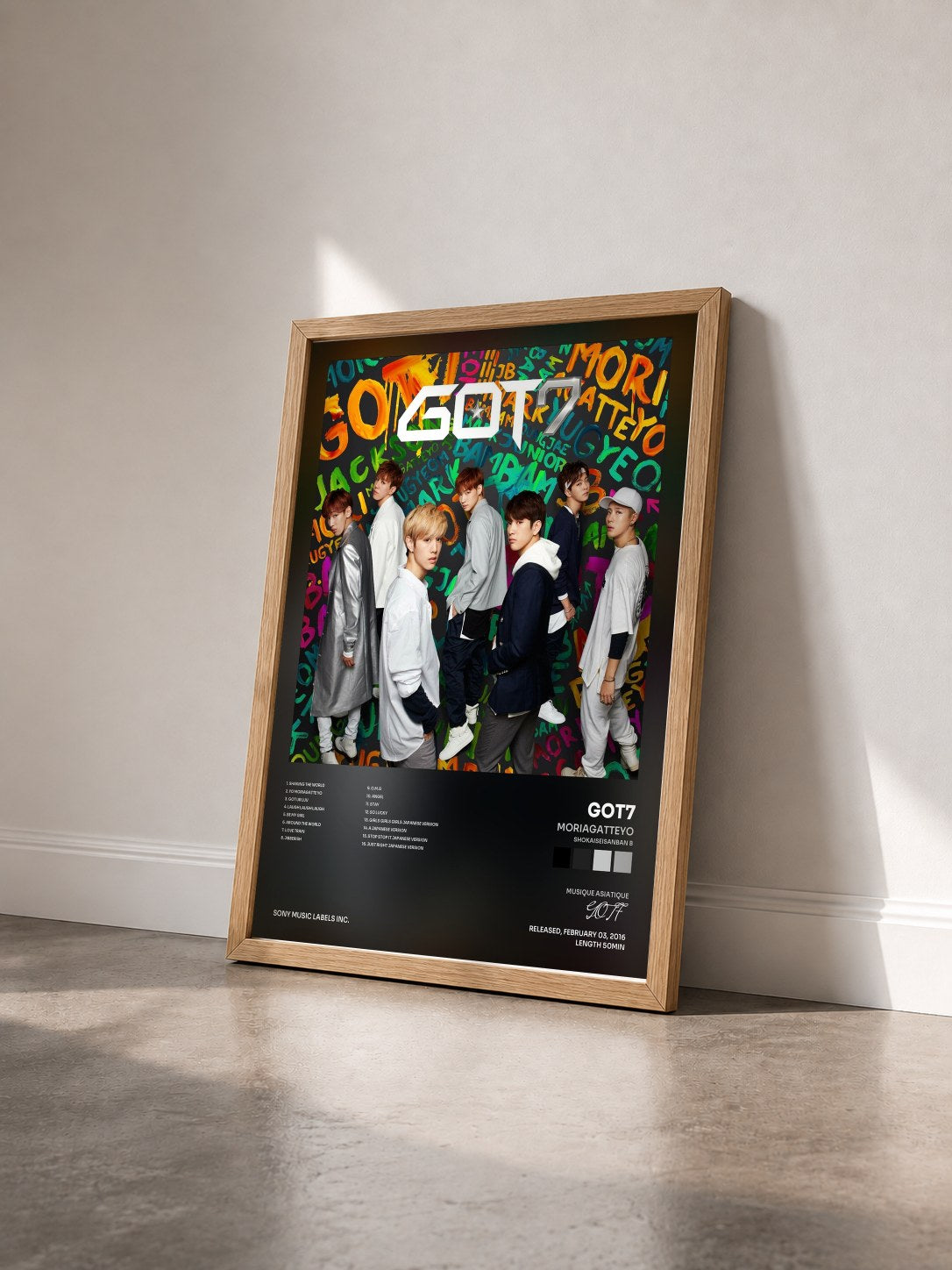 #bois Tableau de l'album Moriagatteyo (Shokaiseisanban B) de GOT7 vu de trois quarts, cadre en bois brut