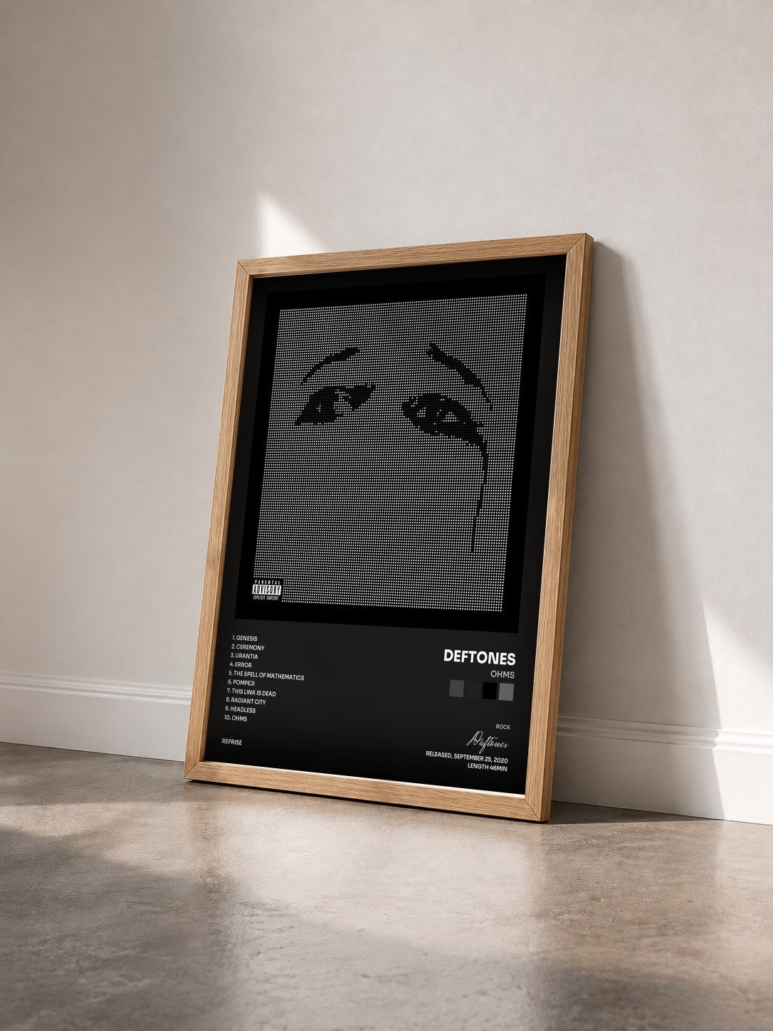 #bois Tableau de l'album Ohms de Deftones vu de trois quarts, cadre en bois brut