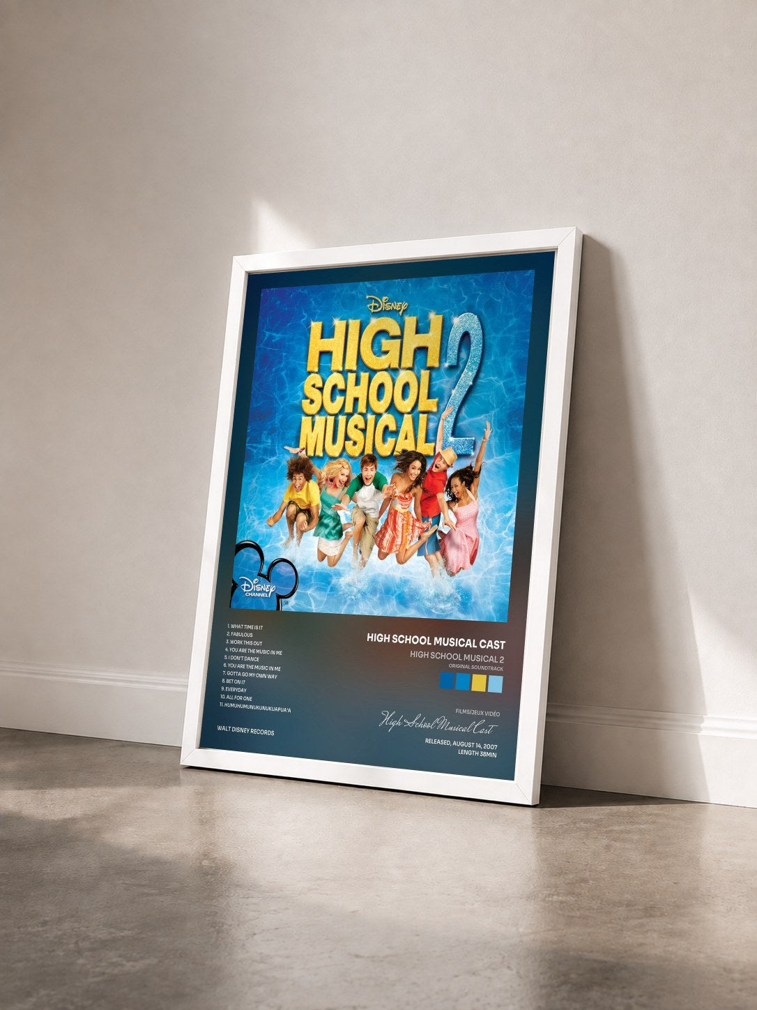 #blanc Tableau de l'album High School Musical 2 (Original Soundtrack) de High School Musical Cast vu de trois quarts, cadre blanc