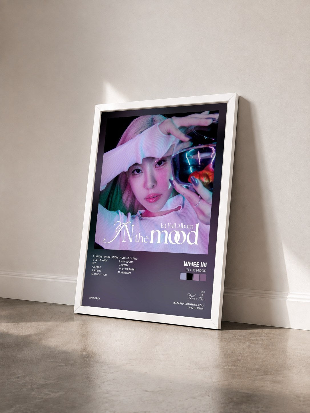 #blanc Tableau de l'album IN the mood de Whee In vu de trois quarts, cadre blanc
