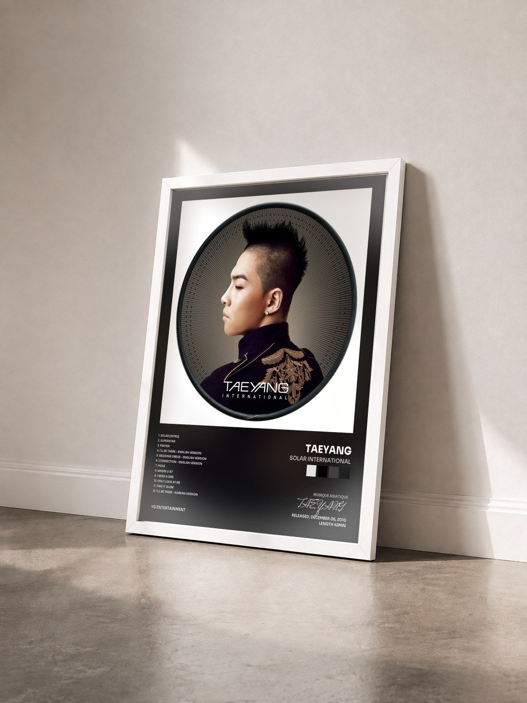 #blanc Tableau de l'album Solar International de TAEYANG vu de trois quarts, cadre blanc