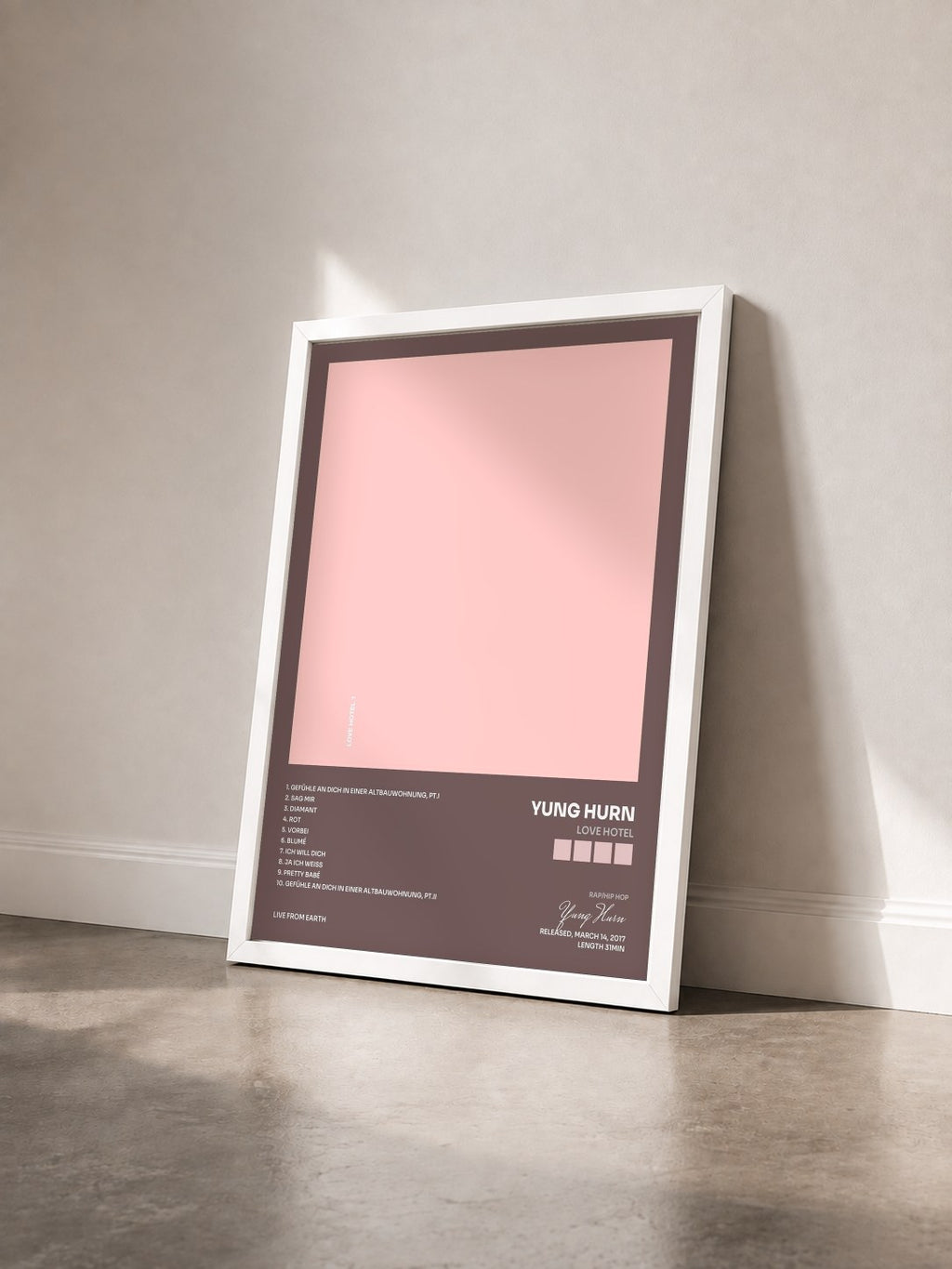 #blanc Tableau de l'album Love Hotel de Yung Hurn vu de trois quarts, cadre blanc