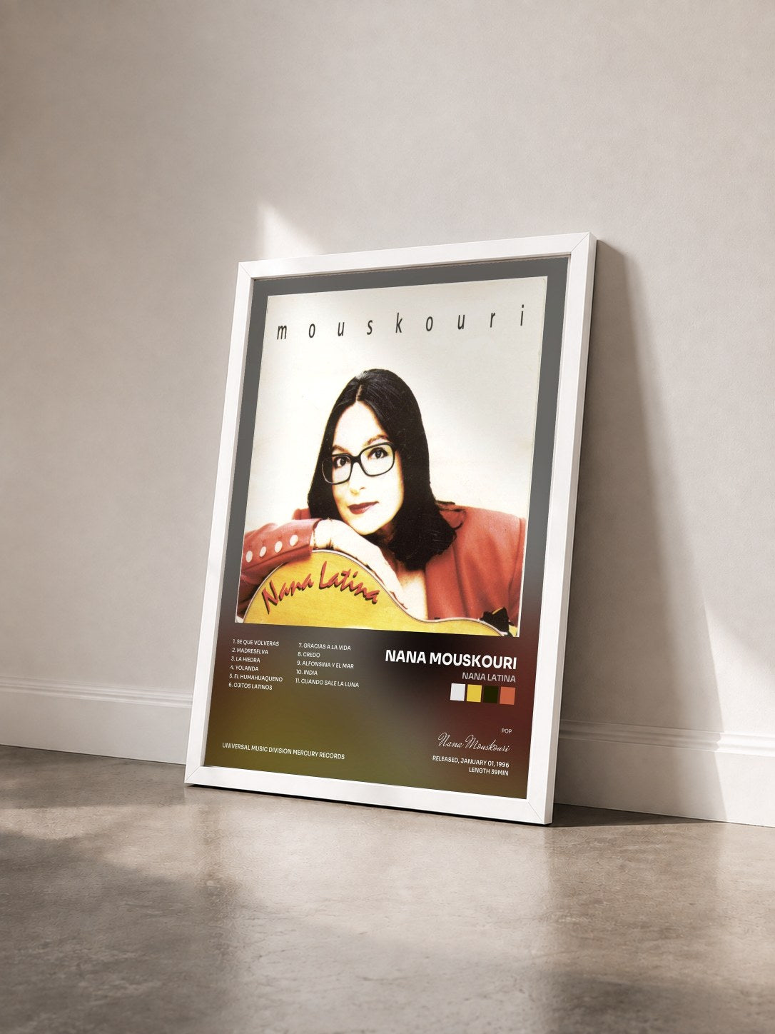 #blanc Tableau de l'album Nana Latina de Nana Mouskouri vu de trois quarts, cadre blanc