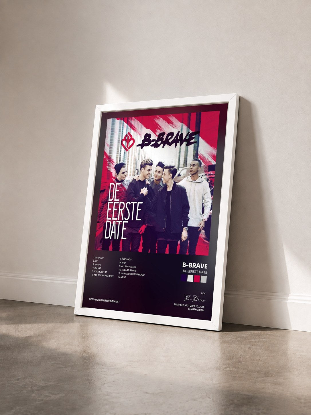 #blanc Tableau de l'album De Eerste Date de B-Brave vu de trois quarts, cadre blanc