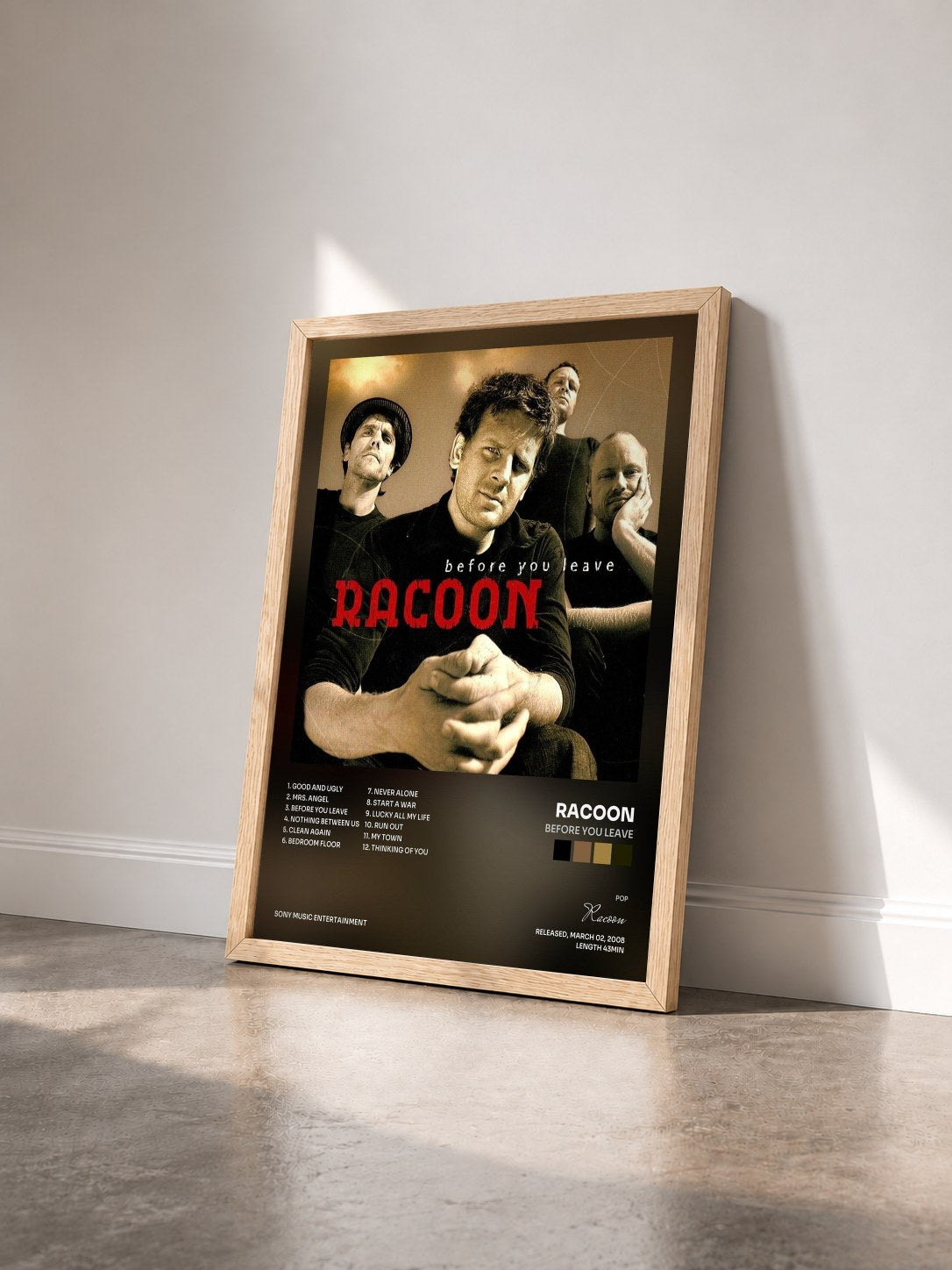 #bois Tableau de l'album Before You Leave de Racoon vu de trois quarts, cadre en bois brut