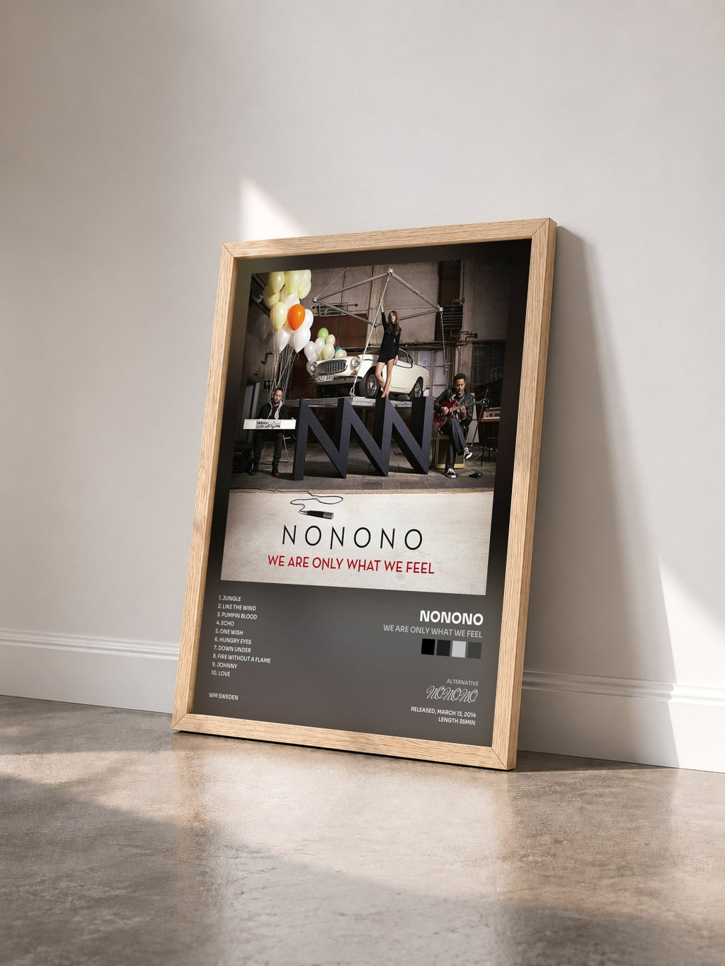 #bois Tableau de l'album We Are Only What We Feel de NONONO vu de trois quarts, cadre en bois brut