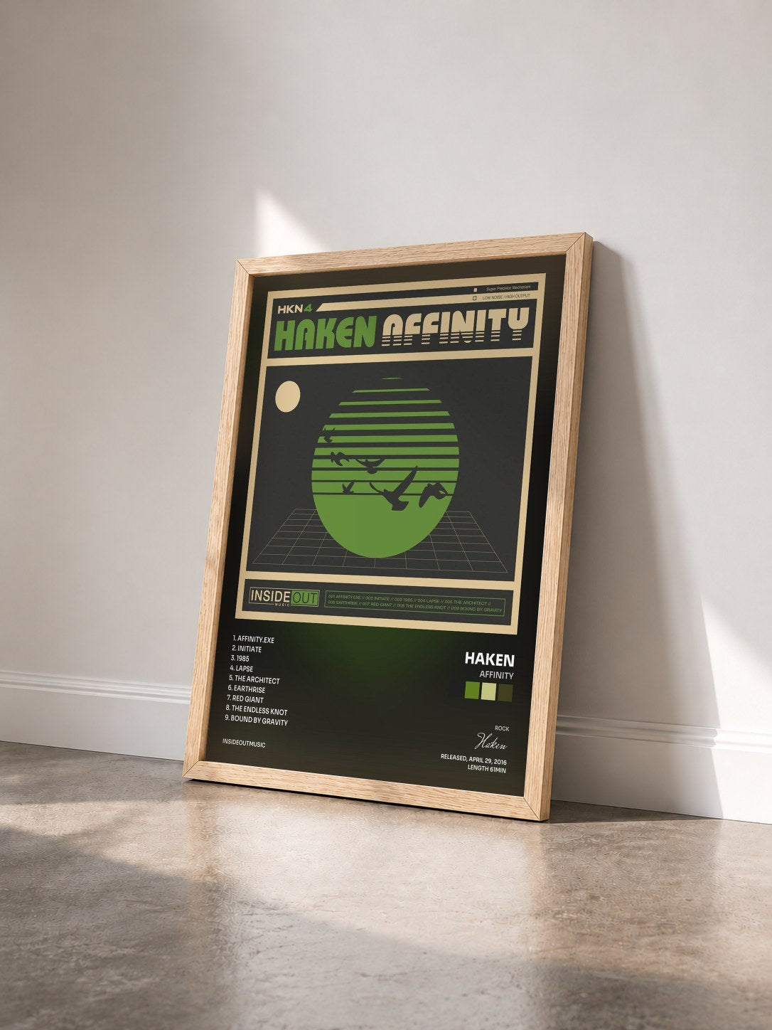 #bois Tableau de l'album Affinity de Haken vu de trois quarts, cadre en bois brut