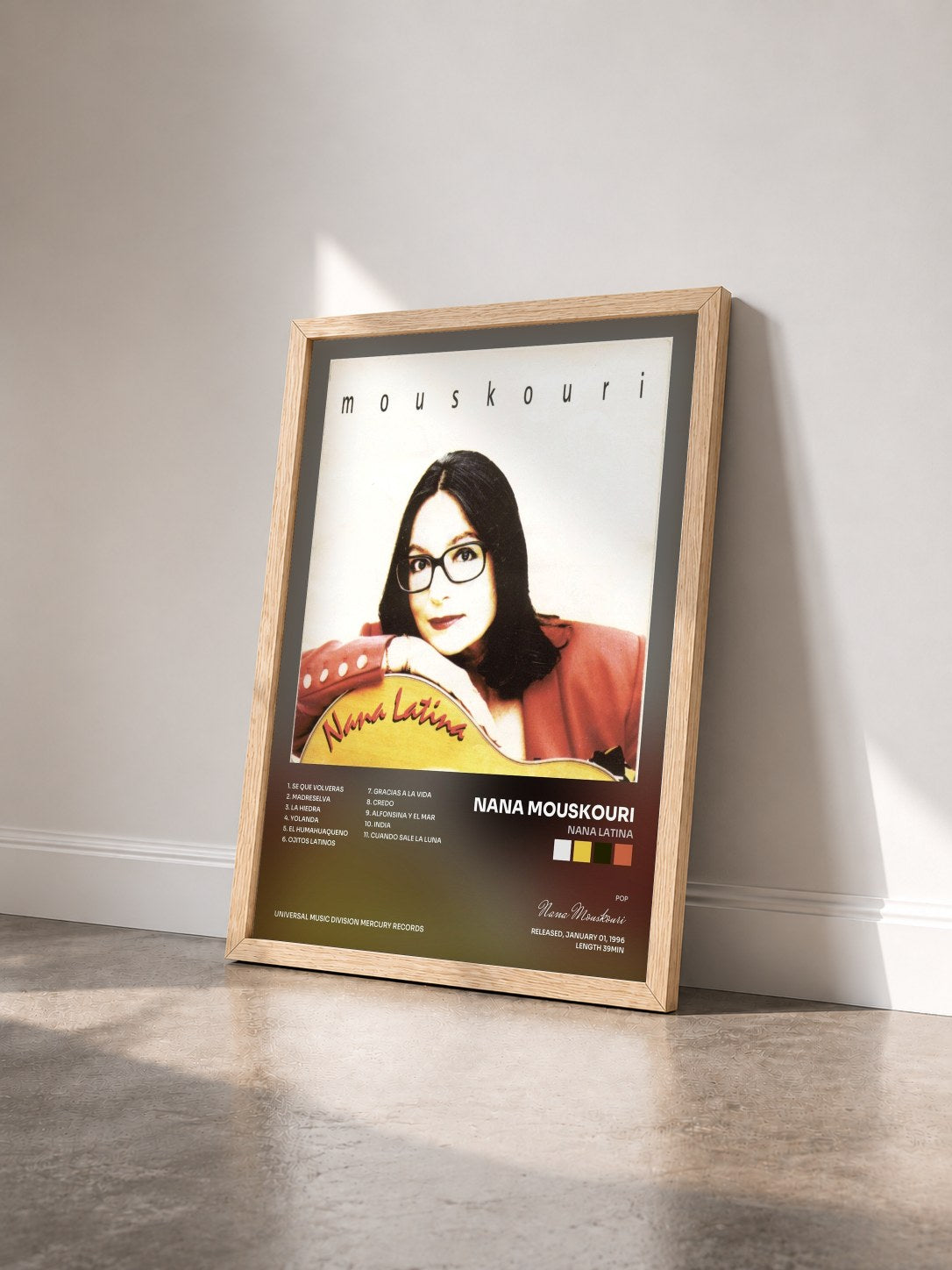 #bois Tableau de l'album Nana Latina de Nana Mouskouri vu de trois quarts, cadre en bois brut