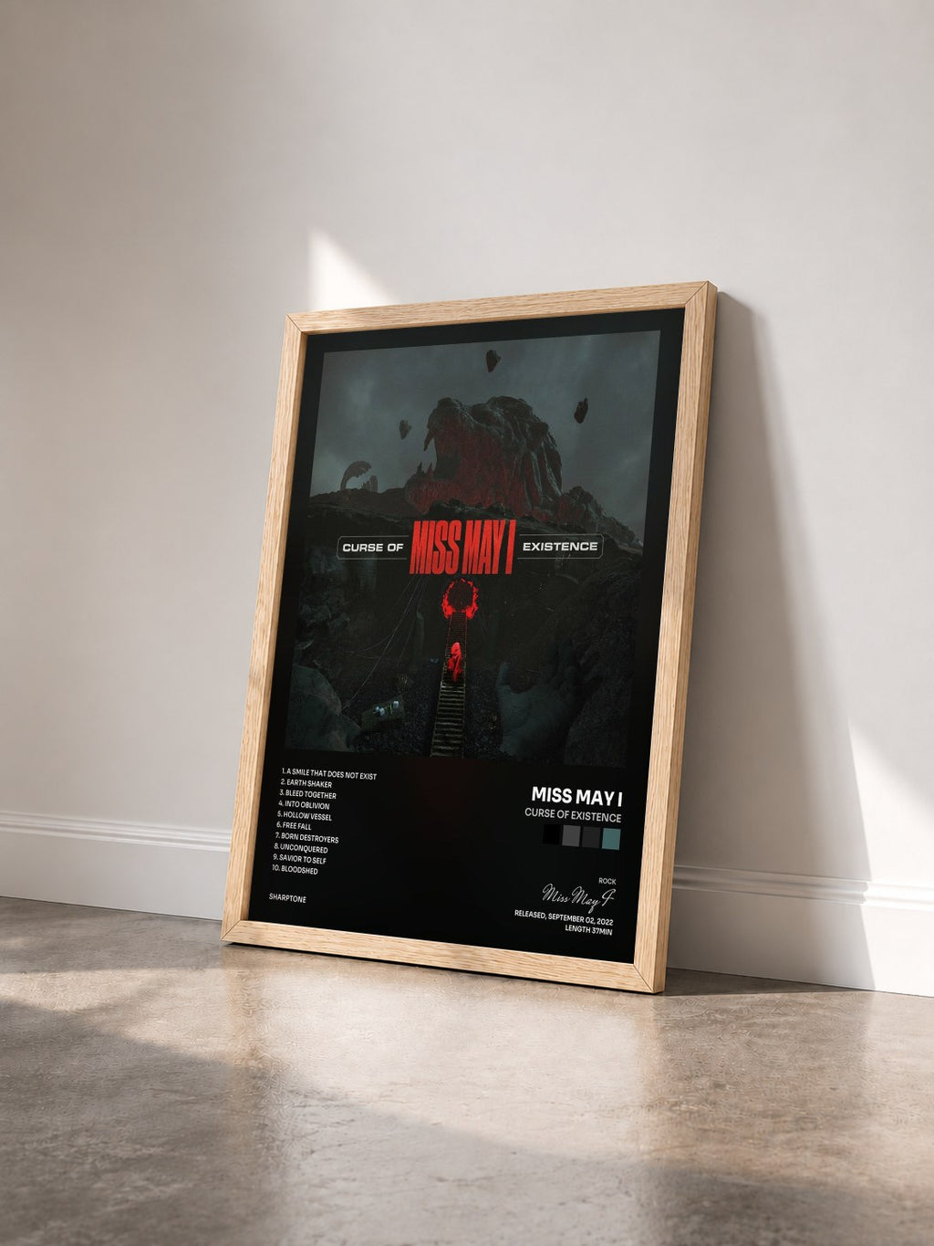 #bois Tableau de l'album Curse Of Existence de Miss May I vu de trois quarts, cadre en bois brut