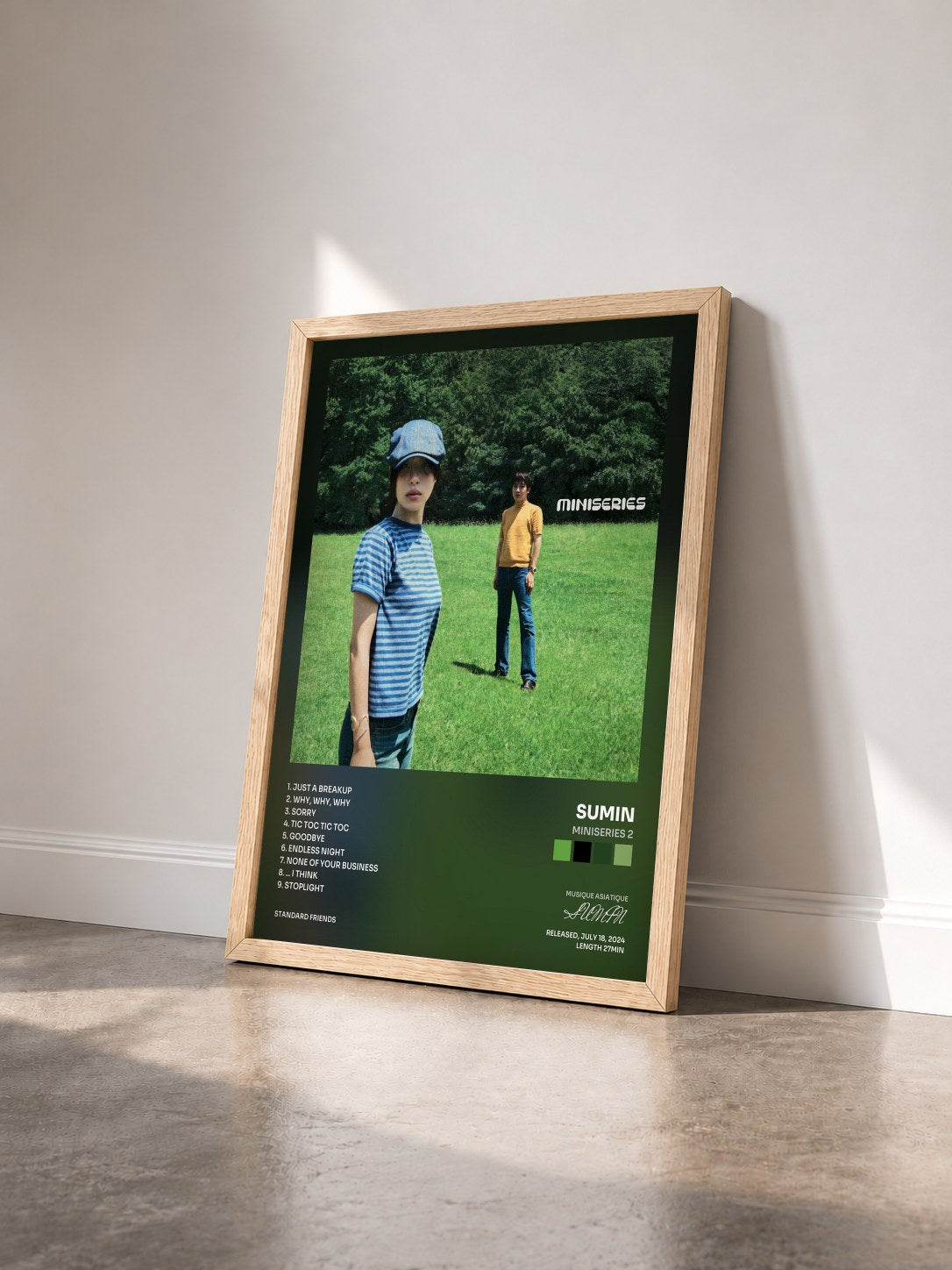 #bois Tableau de l'album MINISERIES 2 de SUMIN vu de trois quarts, cadre en bois brut