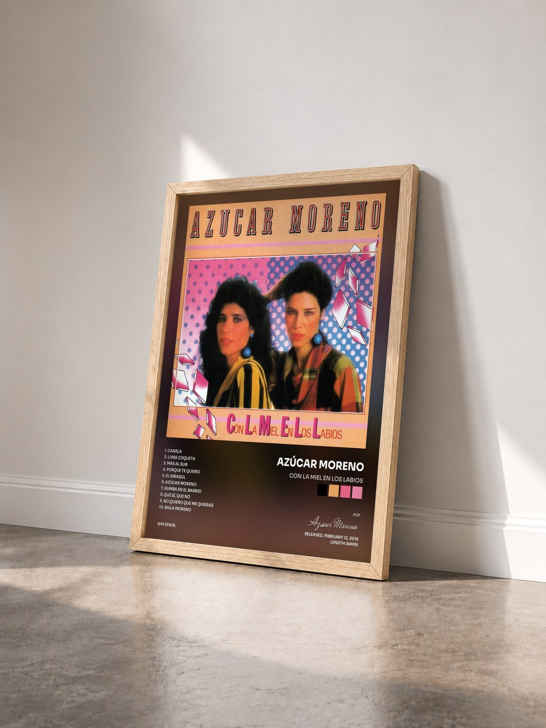 #bois Tableau de l'album Con la miel en los labios de Azúcar Moreno vu de trois quarts, cadre en bois brut