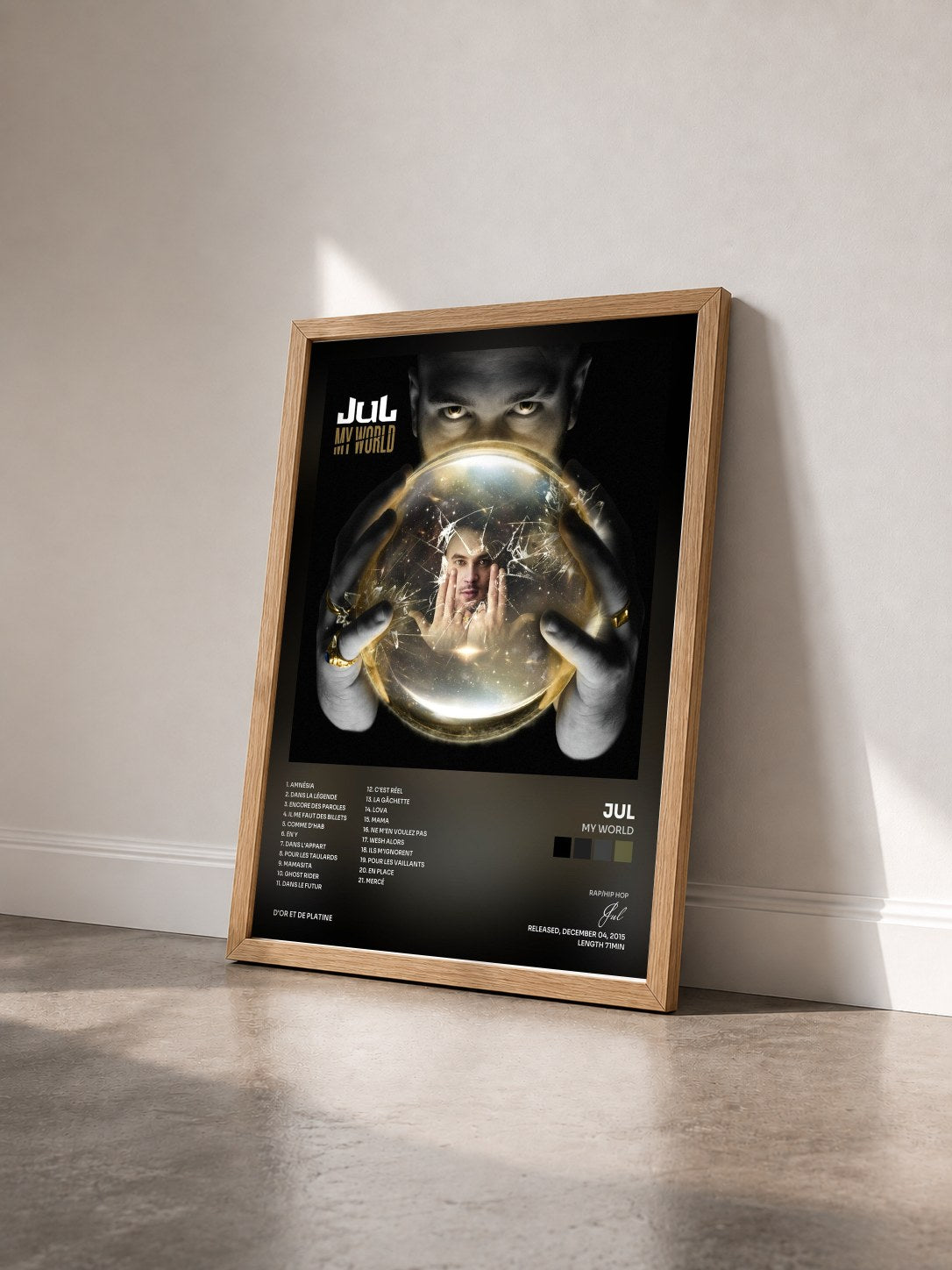 #bois Tableau de l'album My World de Jul vu de trois quarts, cadre en bois brut