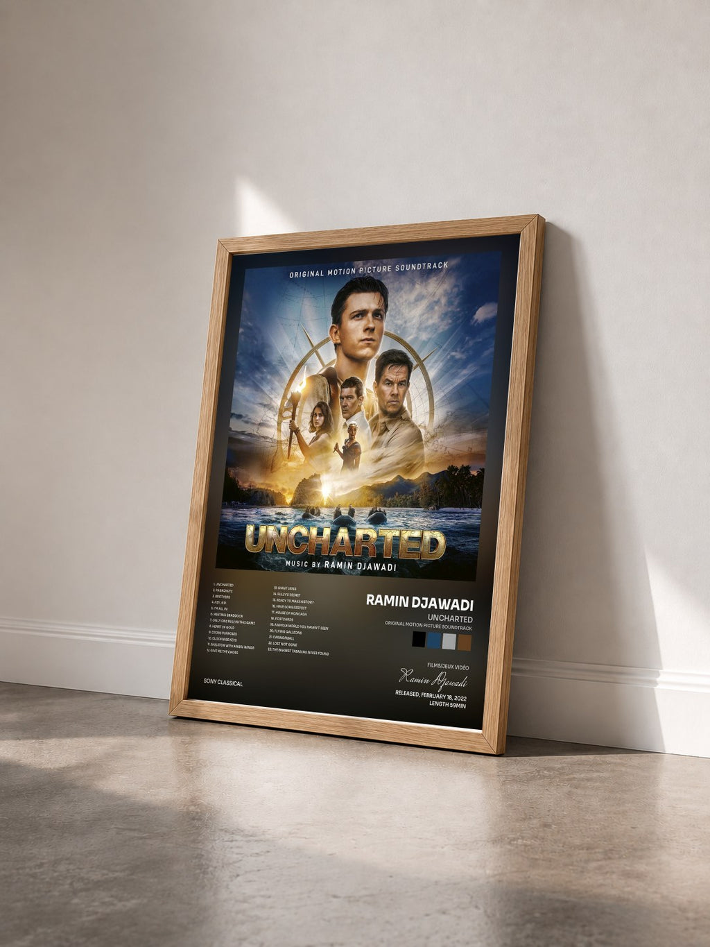 #bois Tableau de l'album Uncharted (Original Motion Picture Soundtrack) de Ramin Djawadi vu de trois quarts, cadre en bois brut
