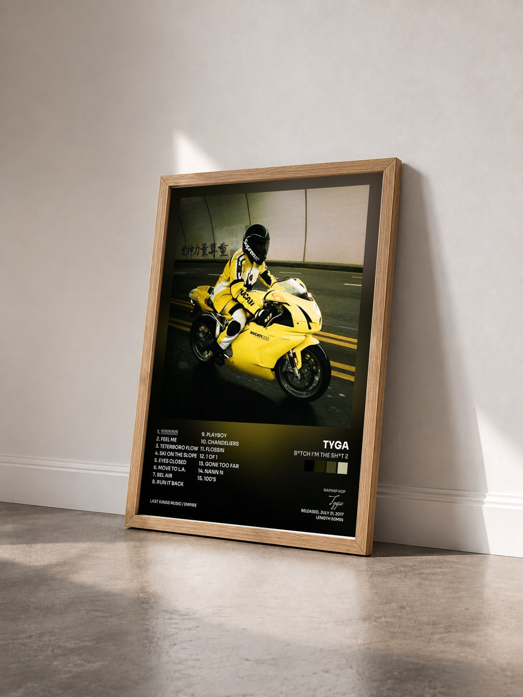#bois Tableau de l'album B*tch I'm the Sh*t 2 de Tyga vu de trois quarts, cadre en bois brut