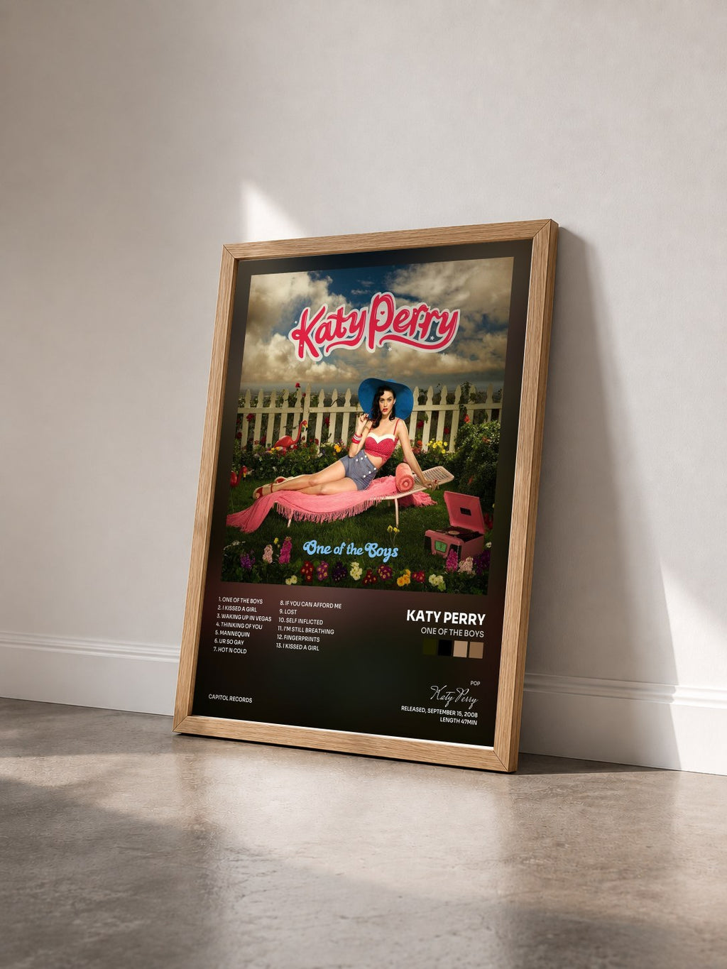 #bois Tableau de l'album One Of The Boys de Katy Perry vu de trois quarts, cadre en bois brut